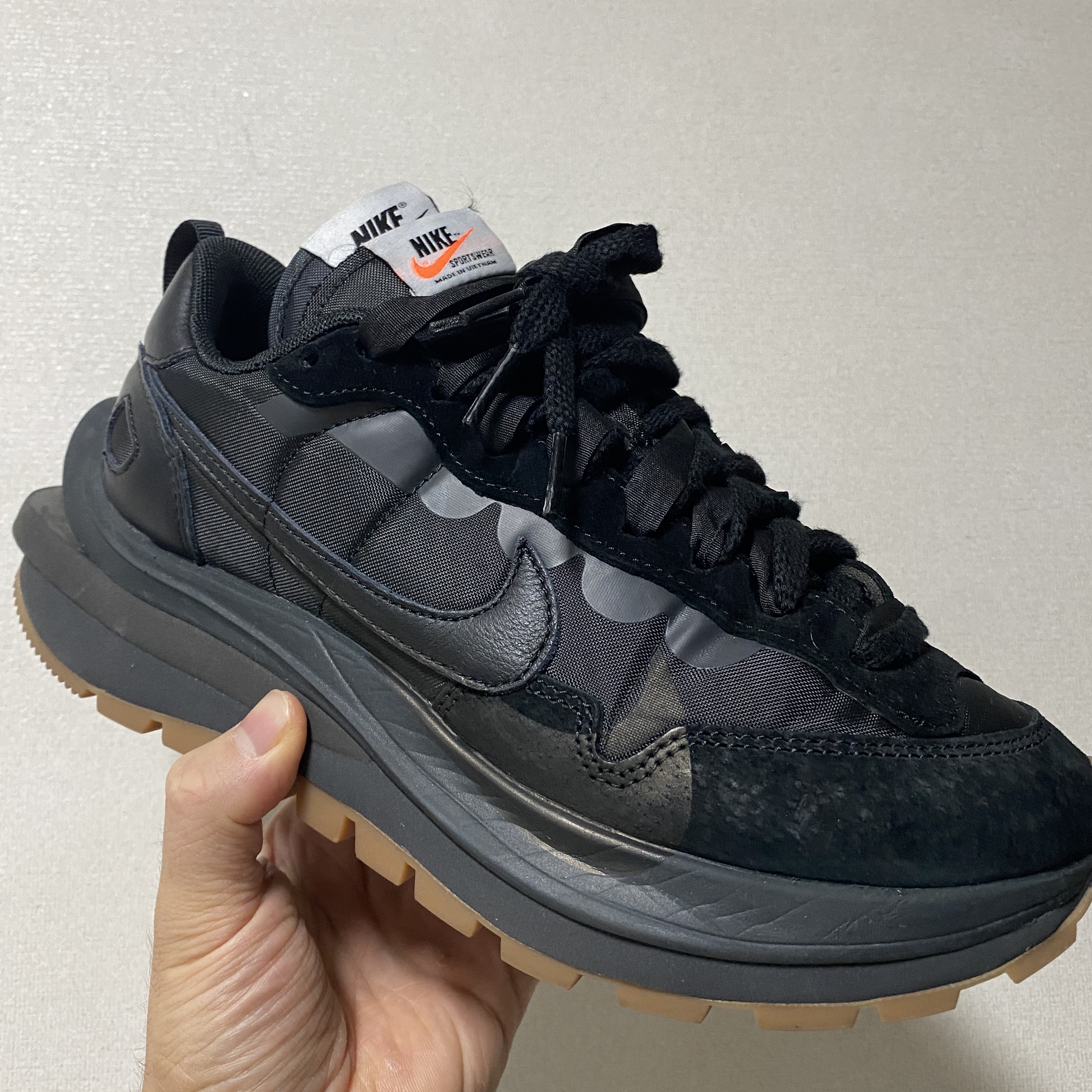 Nike x Sacai VaporWaffle Black and Gum 착용 스타일