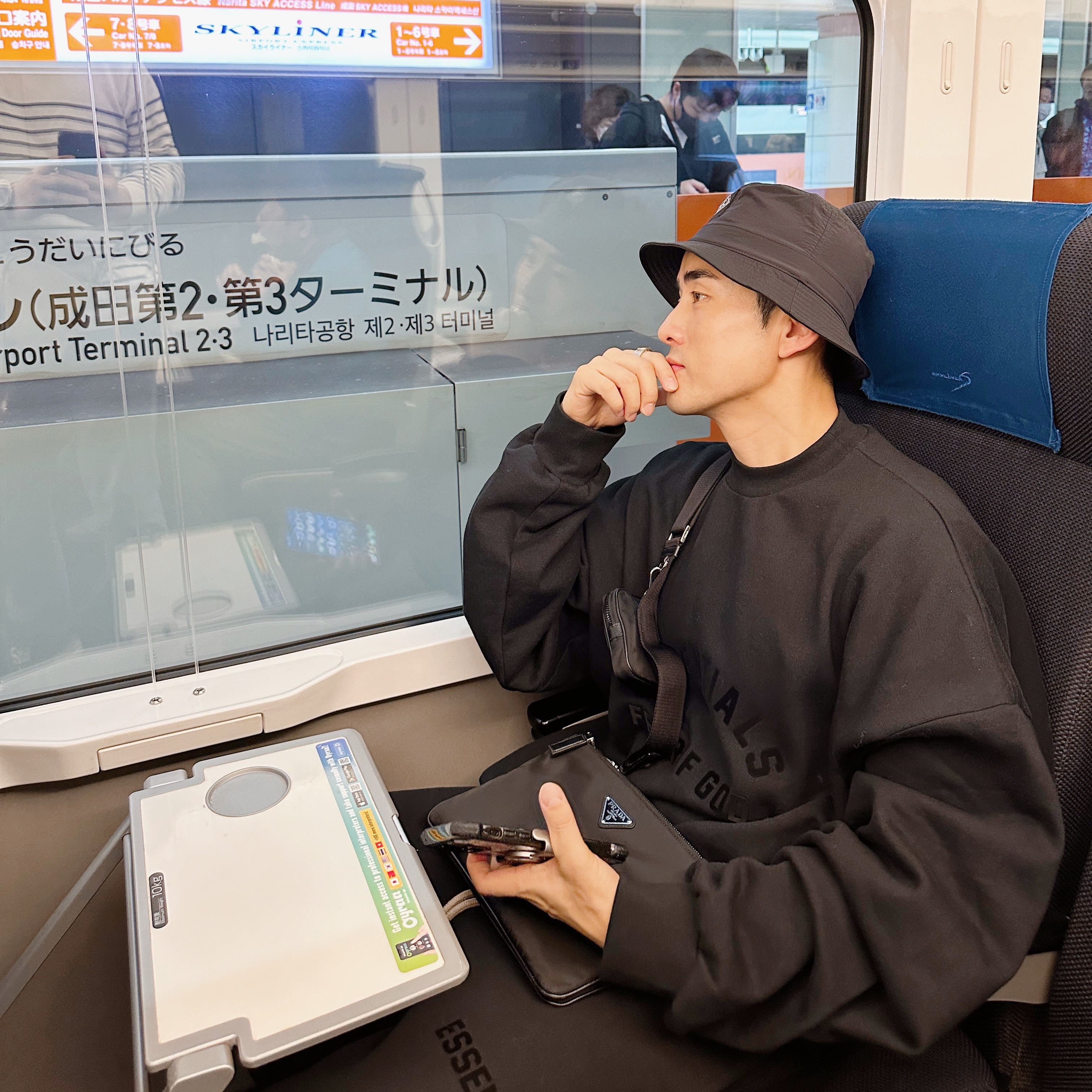 Essentials The Core Collection Crewneck Sweatshirt Stretch Limo, Prada Re-Nylon and Saffiano Leather Shoulder Bag Navy 착용 스타일 - 1