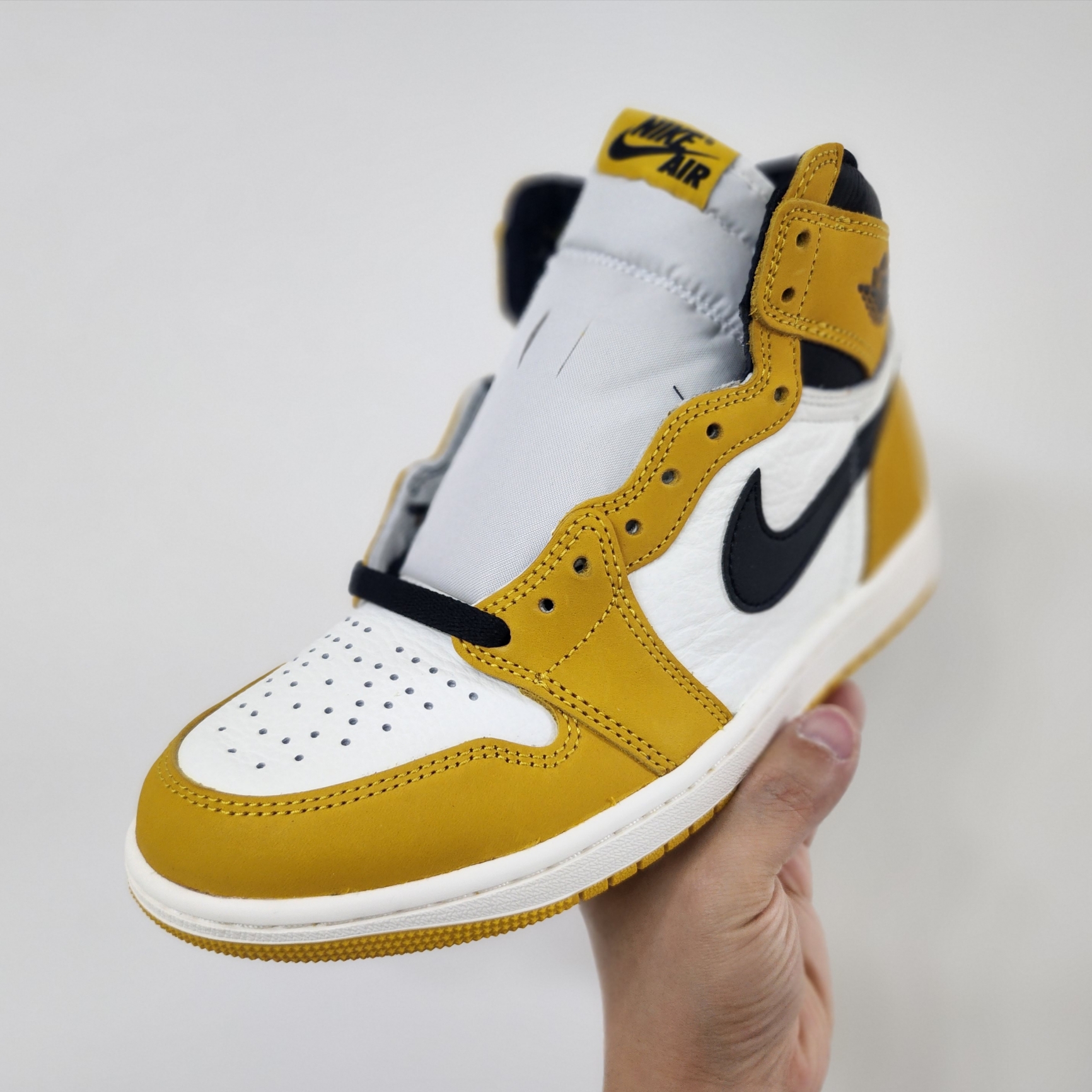 Jordan 1 Retro High OG Yellow Ochre 착용 스타일 - 1