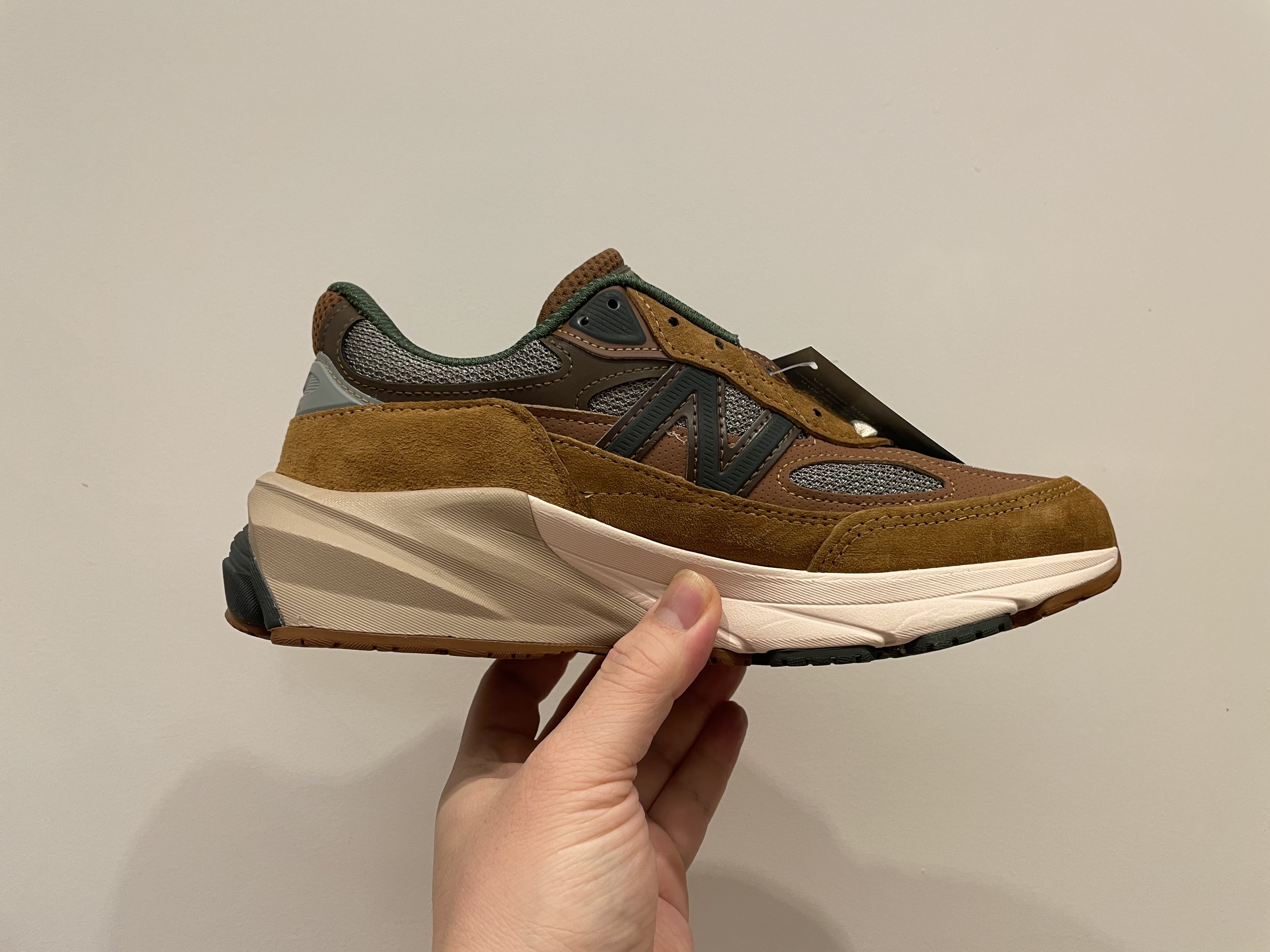 뉴발란스 x 칼하트 WIP 990v6 메이드 인 USA 해밀턴 브라운 밀리터리 그린 착용 스타일 - 3
