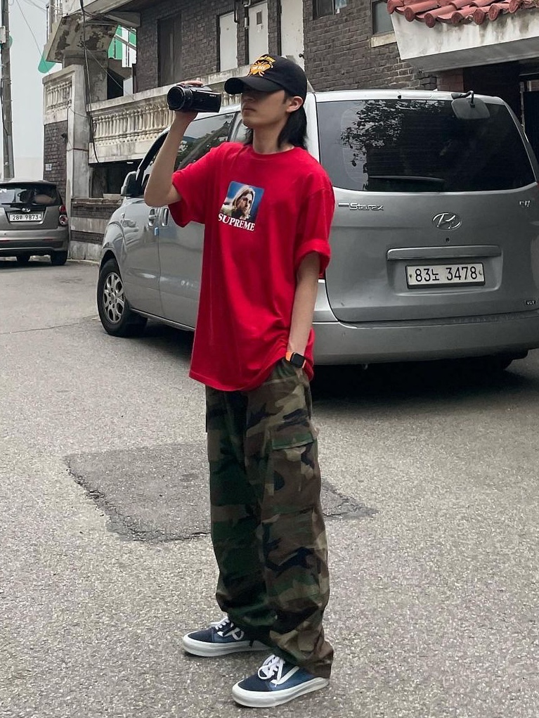 Supreme Kurt Cobain T-Shirt Red - 23SS, Vans x Palace Skate Old Skool Navy White 착용 스타일