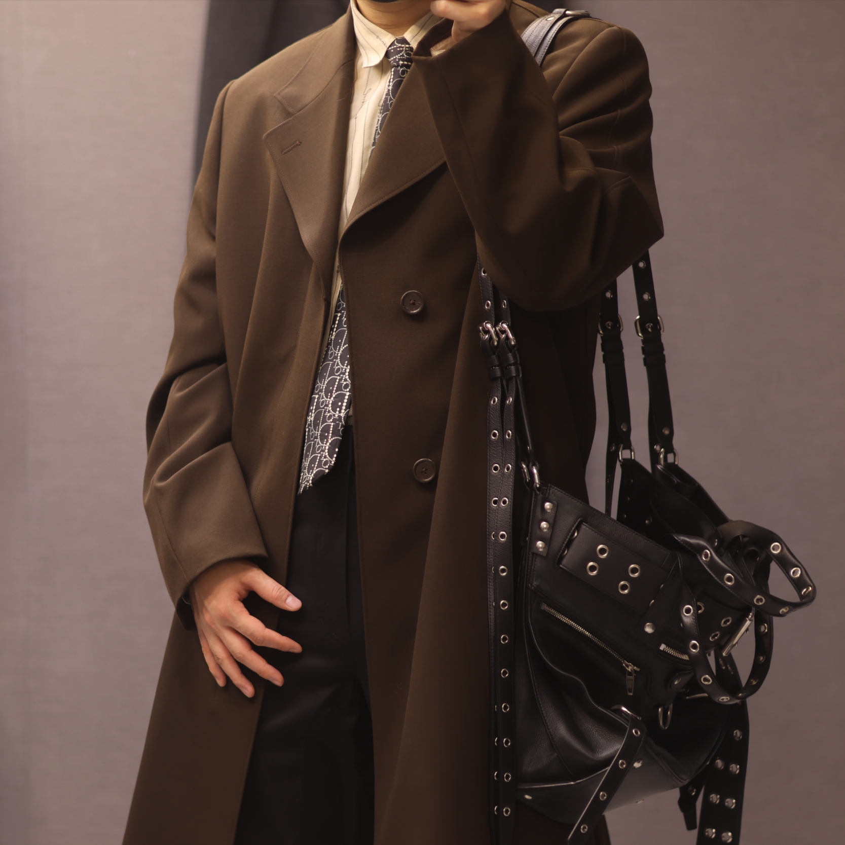 Our Legacy Hairy Wool Whale Coat Black, Jacquemus La Chemise Simon Logo Pinstripe Shirt Jacquard Beige Logo Stripe 착용 스타일 - 6