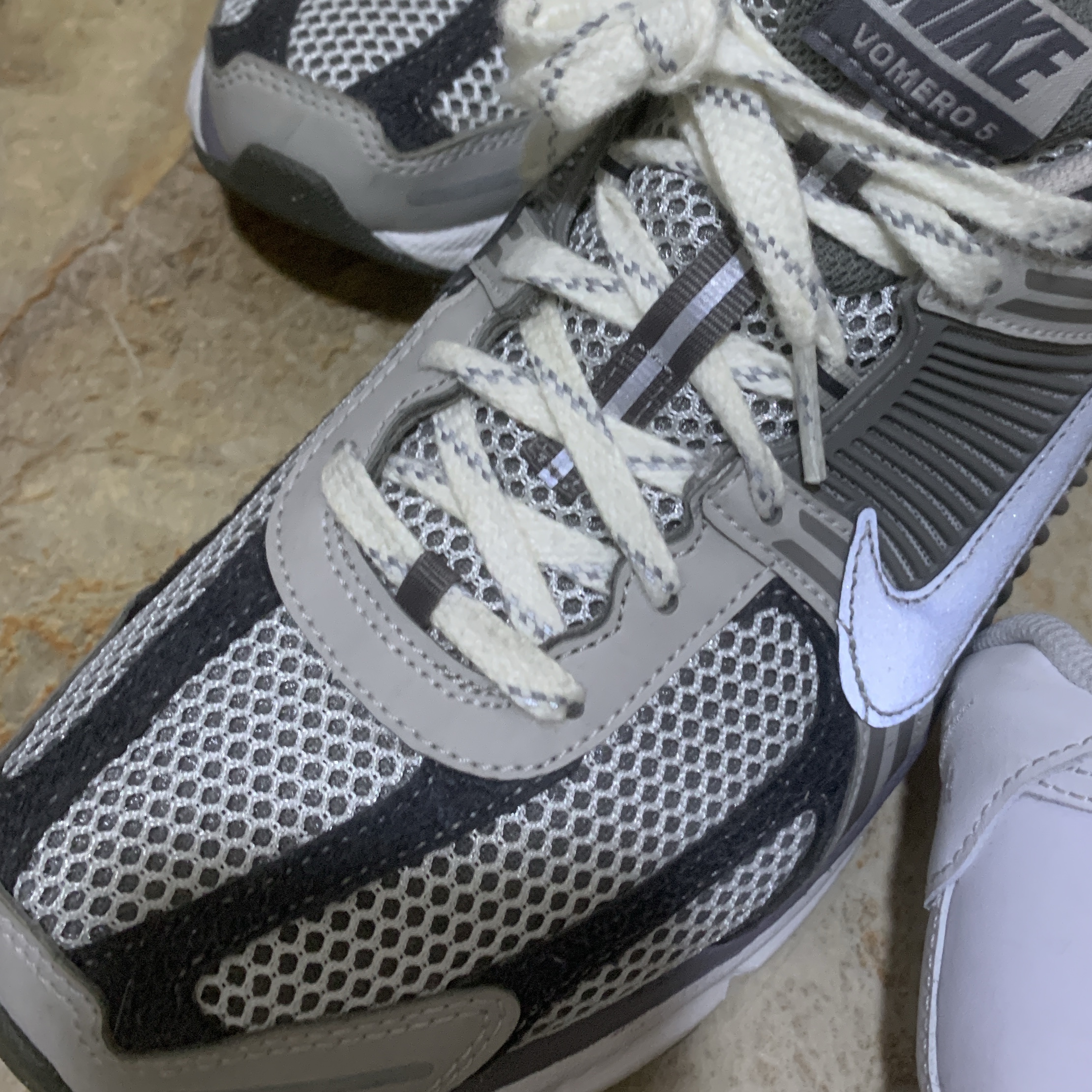 Nike Zoom Vomero 5 PRM Light Iron Ore and Flat Fewter 착용 스타일