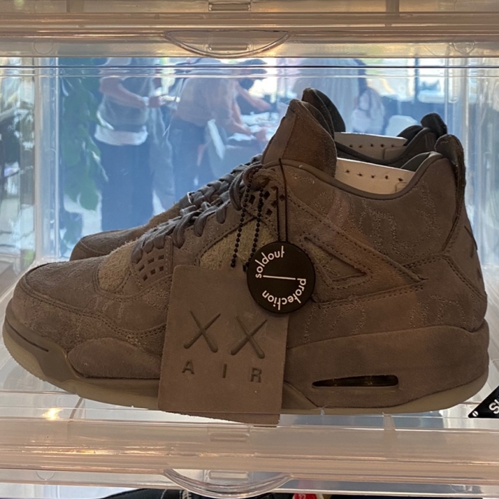 Jordan 4 x Kaws Retro Cool Grey 착용 스타일