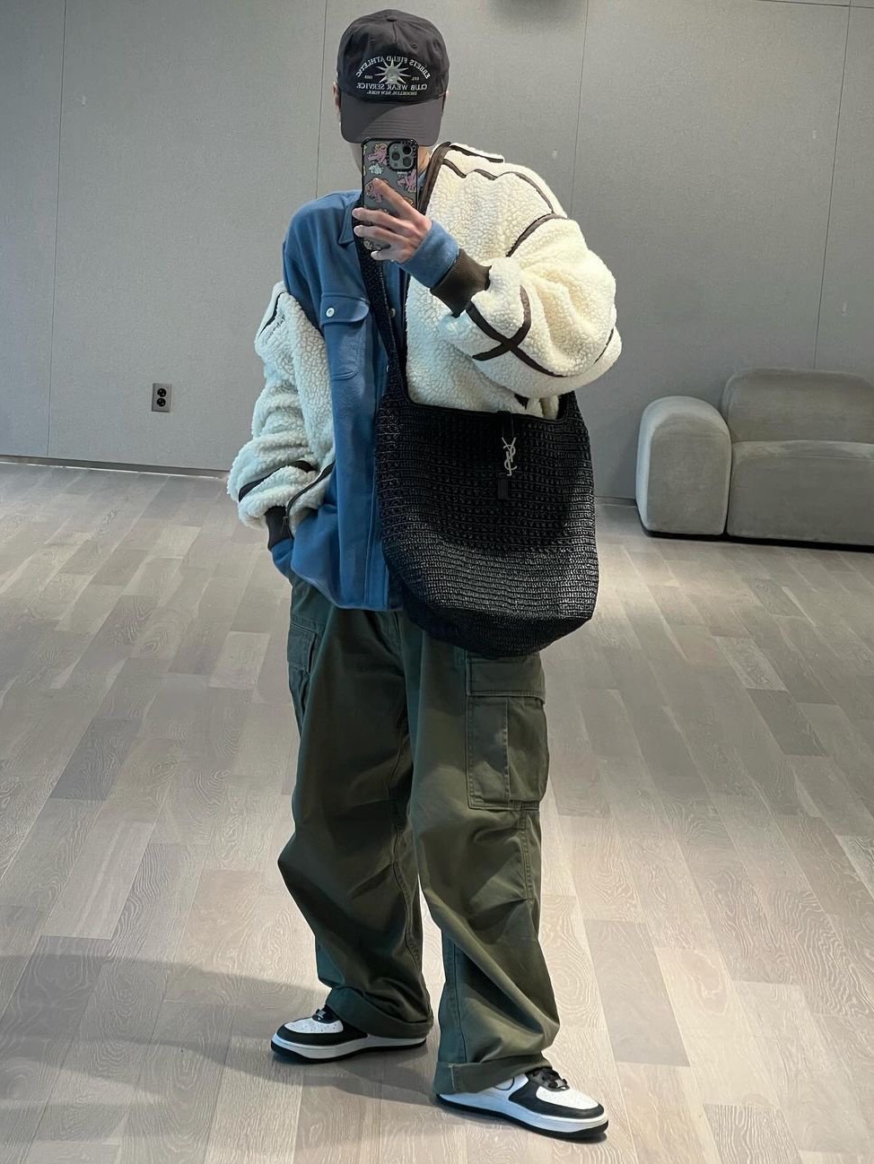 나이키 에어포스 1 '07 LV8 화이트 블랙 착용 스타일