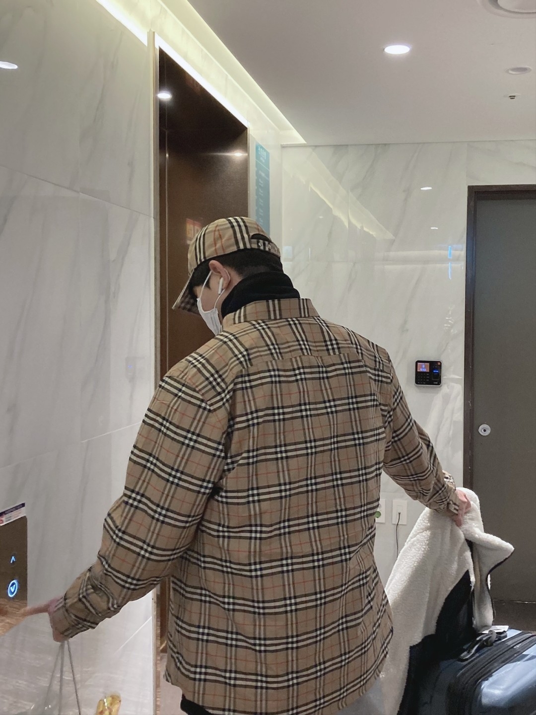 Burberry Check Cotton Poplin Shirt Archive Beige, Burberry Monogram Motif Icon Stripe Cotton Baseball Cap Archive Beige 착용 스타일