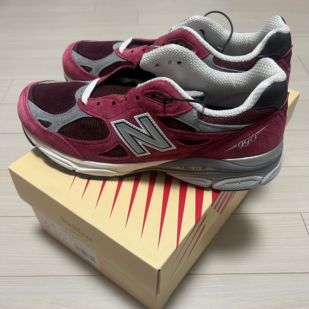 New Balance 990v3 Made in USA Scarlet Marblehead 착용 스타일