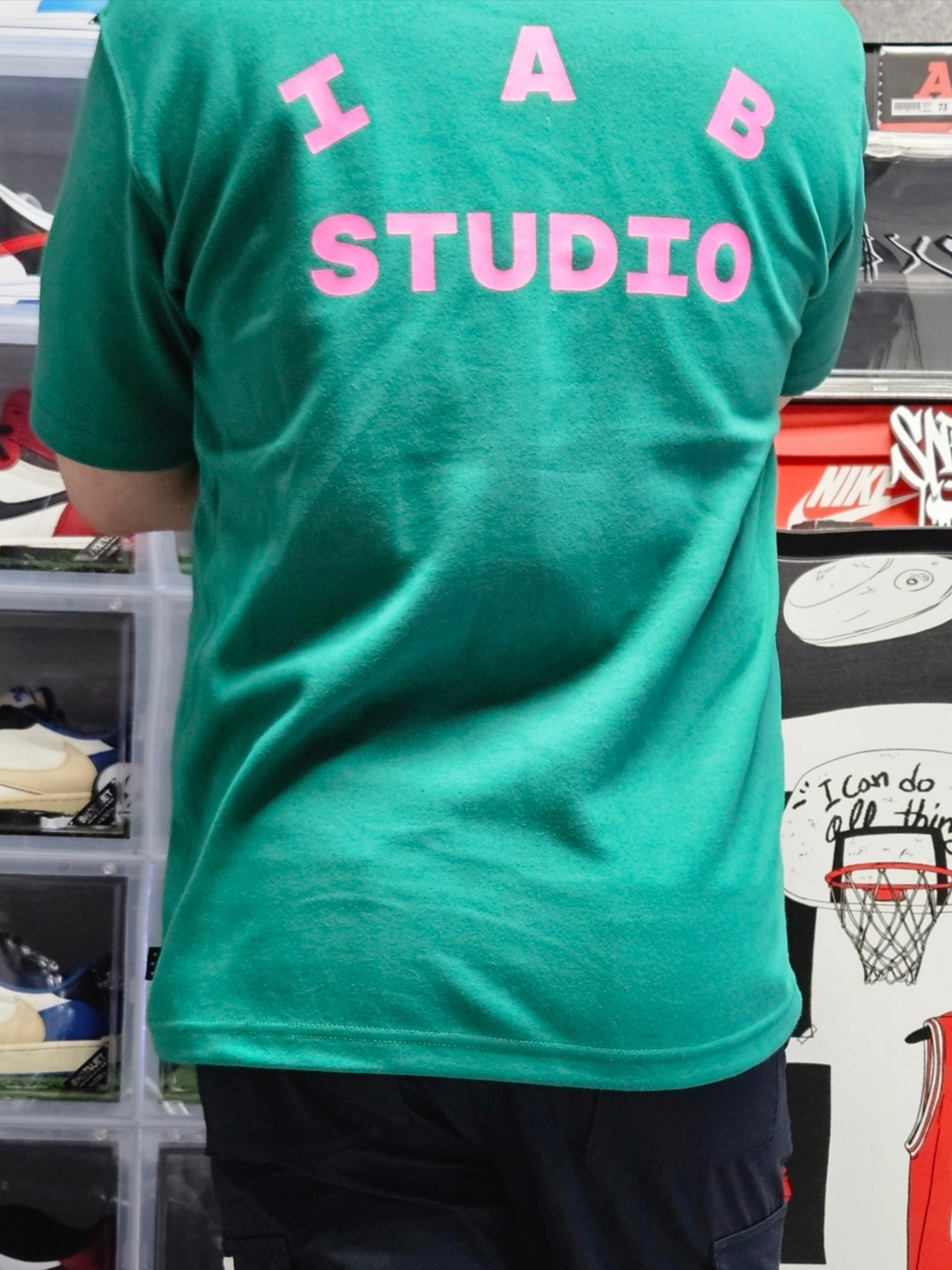 IAB Studio T-Shirt Green Pink 착용 스타일 - 6