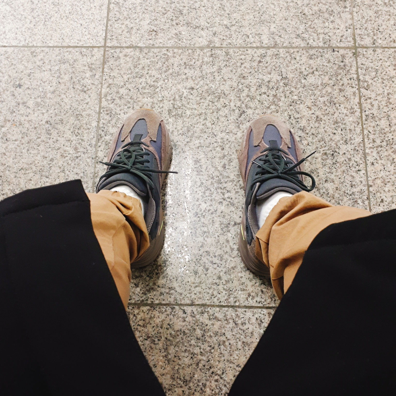 Adidas Yeezy Boost 700 Mauve 착용 스타일