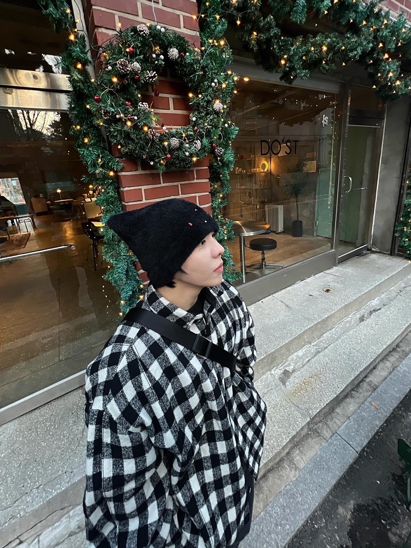 (W) UGG Classic Mini II Boots Chestnut, Ader Error Board Shirt Noir 착용 스타일 - 3