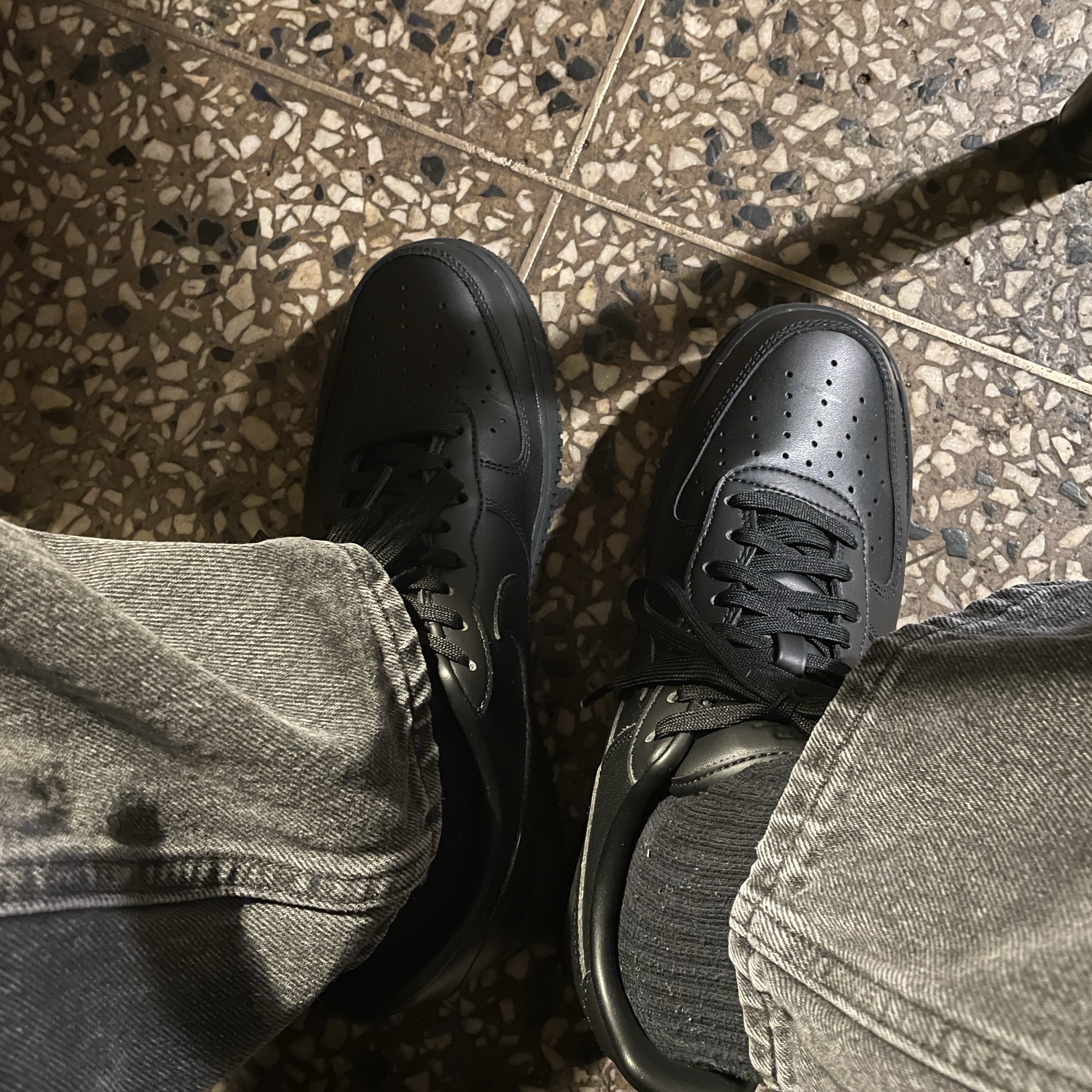 Nike Air Force 1 '07 Low Triple Black 착용 스타일