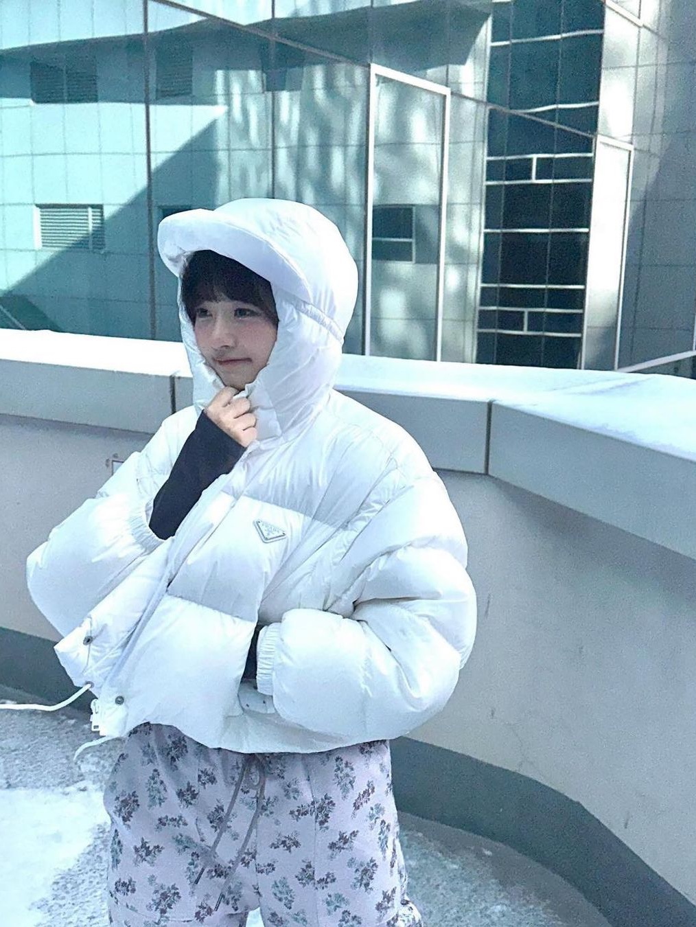 (W) Prada Re-Nylon Cropped Convertible Down Jacket Sky Blue, (W) Prada Cashmere Wool Down Jacket Albino White 착용 스타일 - 5