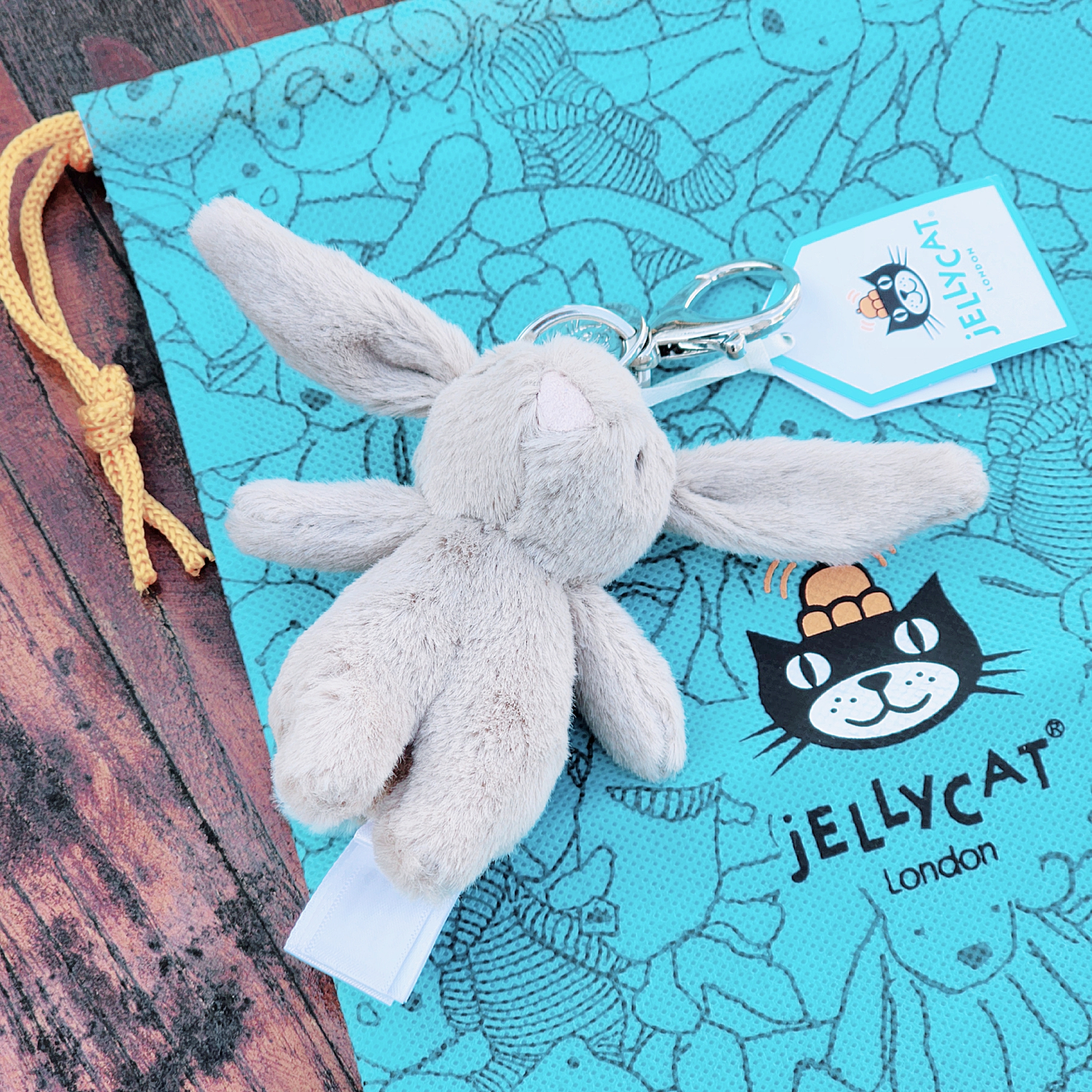 Jellycat Bashful Bunny Bag Charm Beige 착용 스타일 - 3