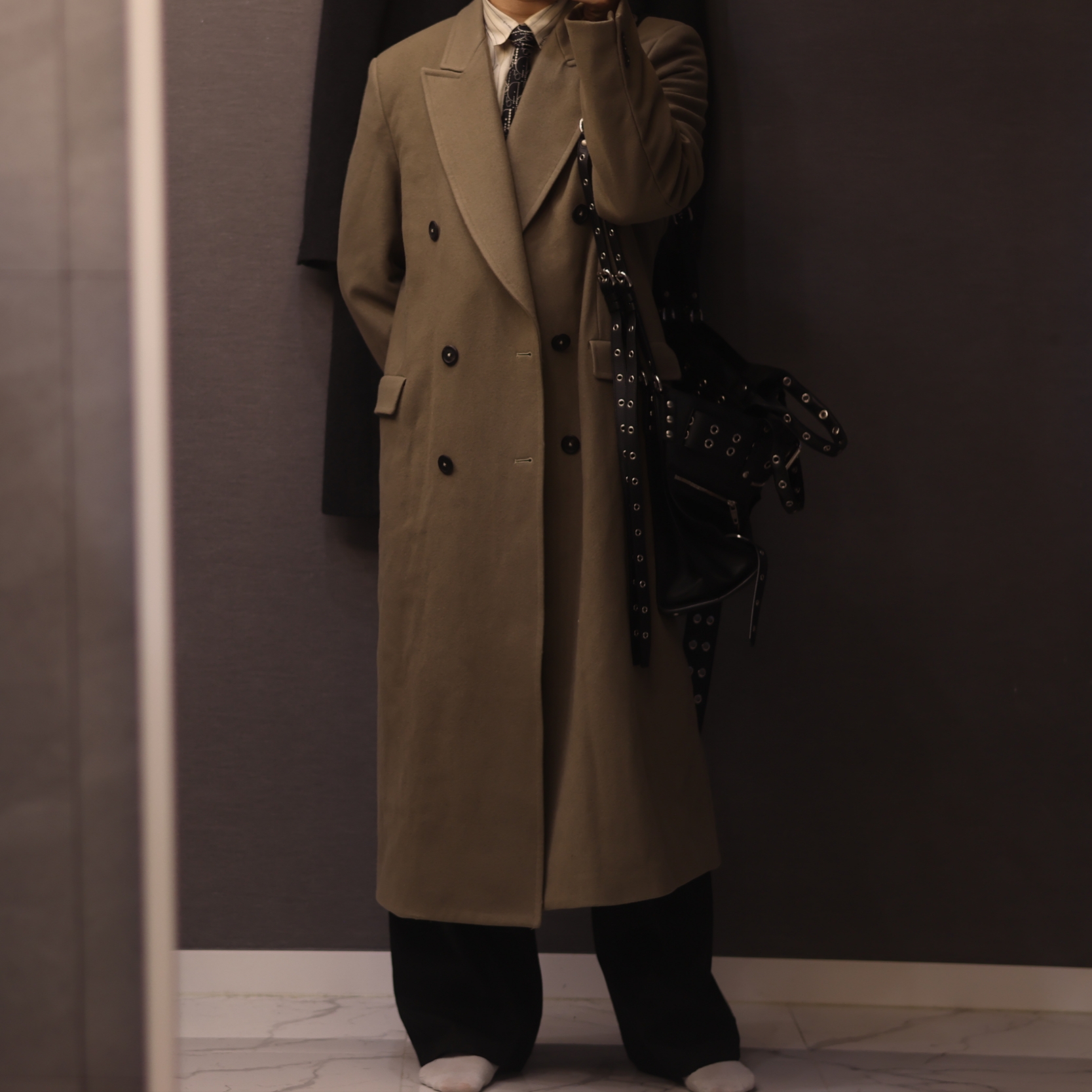 Our Legacy Hairy Wool Whale Coat Black, Jacquemus La Chemise Simon Logo Pinstripe Shirt Jacquard Beige Logo Stripe 착용 스타일 - 3