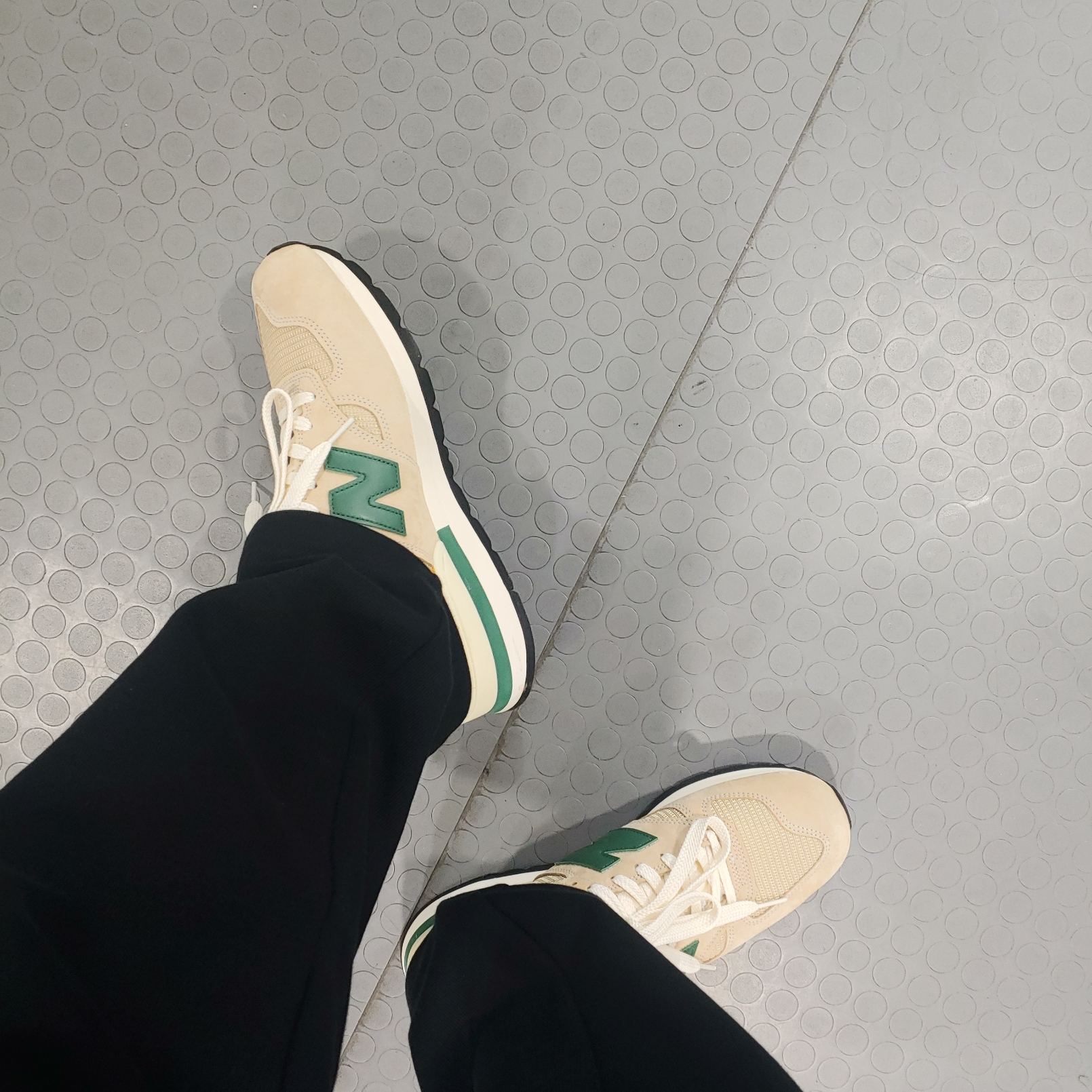 New Balance 990v1 Tan Green 착용 스타일
