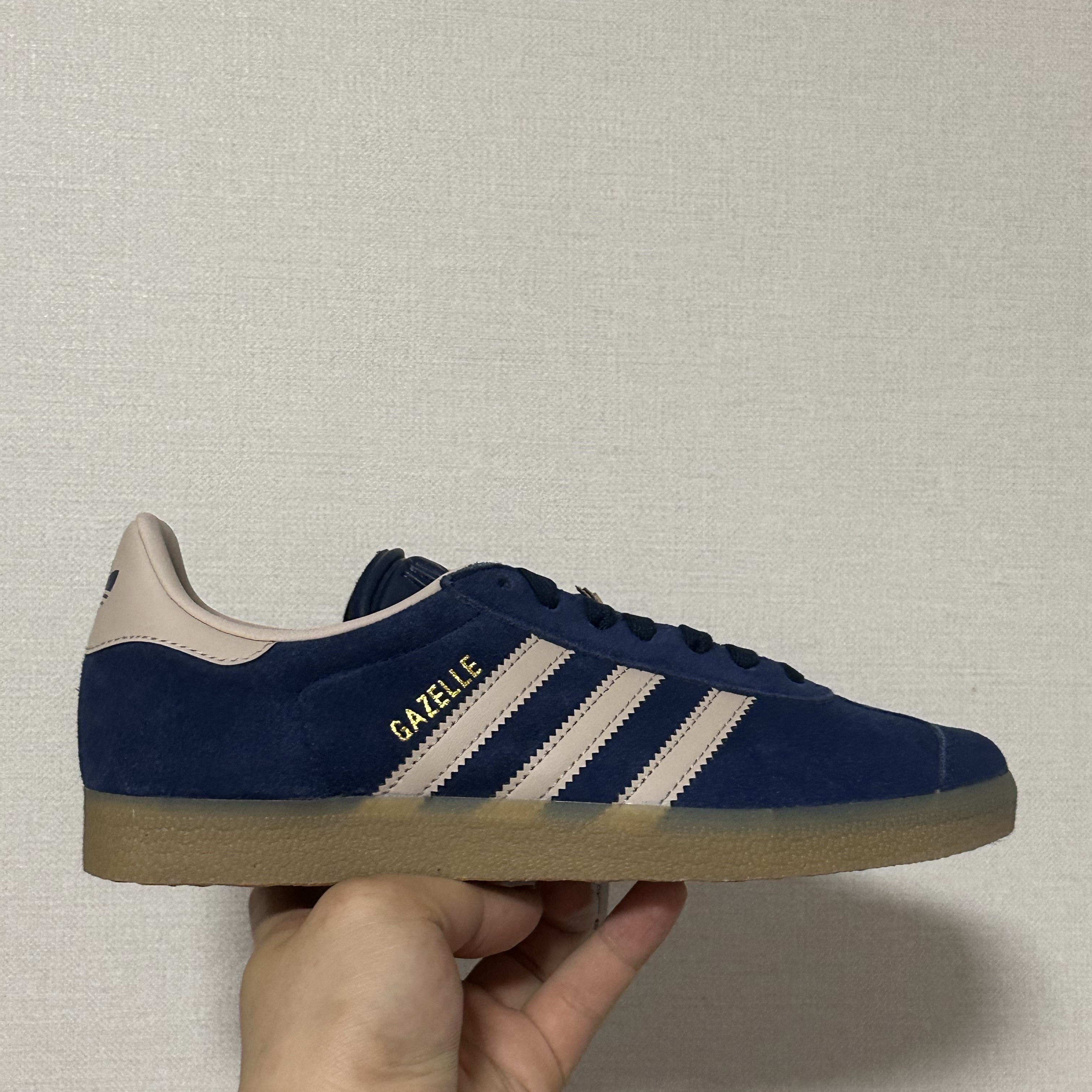 Adidas Gazelle Night Indigo Wonder Taupe 착용 스타일
