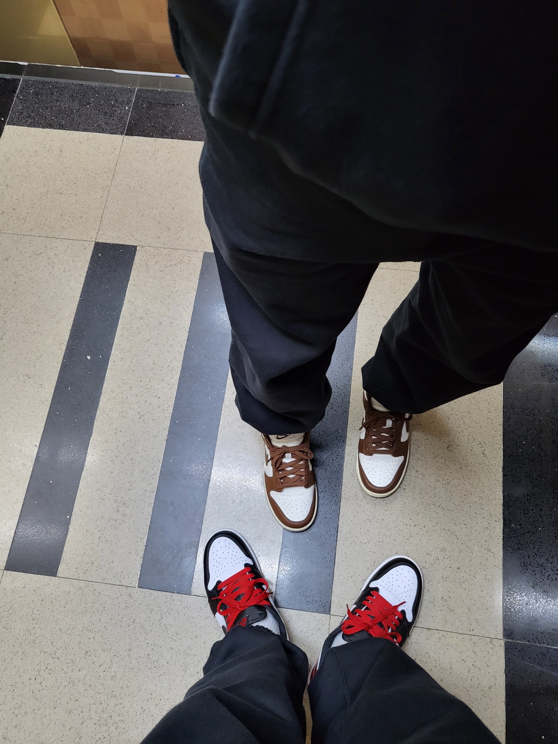 (W) Nike Dunk Low Sail Cacao Wow, Jordan 1 Retro Low OG Black Toe 착용 스타일