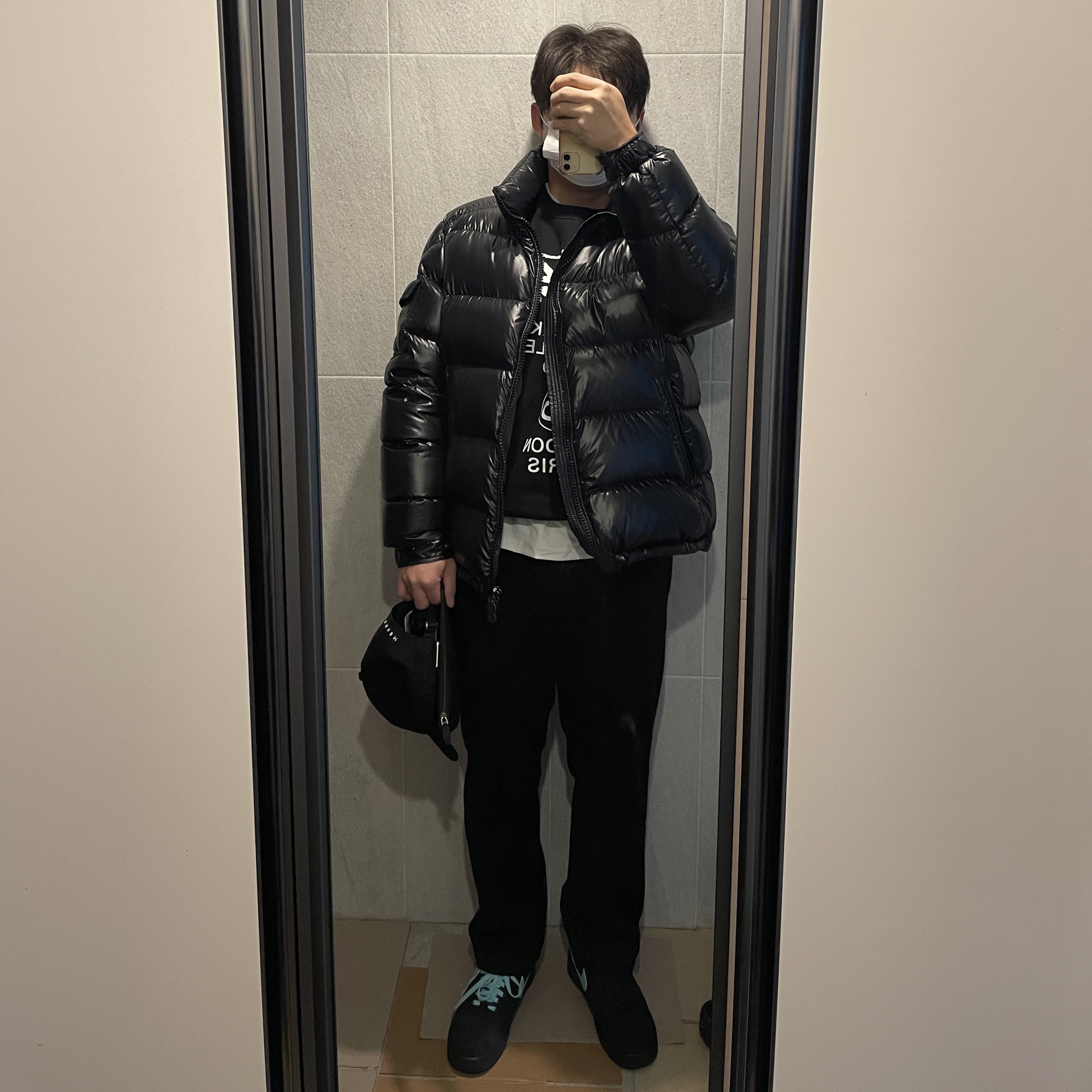 몽클레르 마야 쇼트 다운 자켓 블랙 - 23FW, 스투시 월드투어 크루넥 블랙 2023 착용 스타일