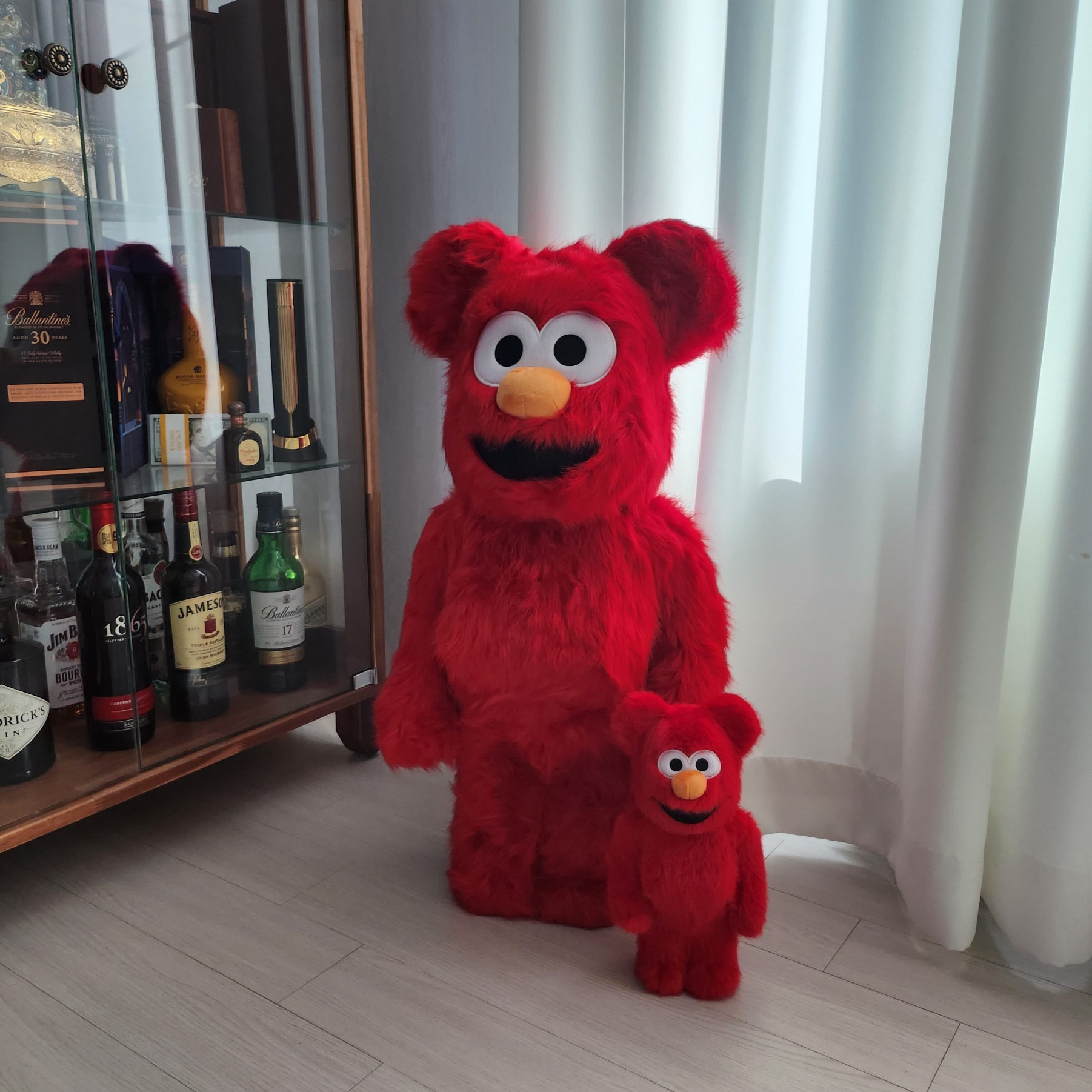 Bearbrick Sesame Street Elmo Costume Ver. 2 1000%, Bearbrick Sesame Street Elmo Costume Ver. 2 400% 착용 스타일