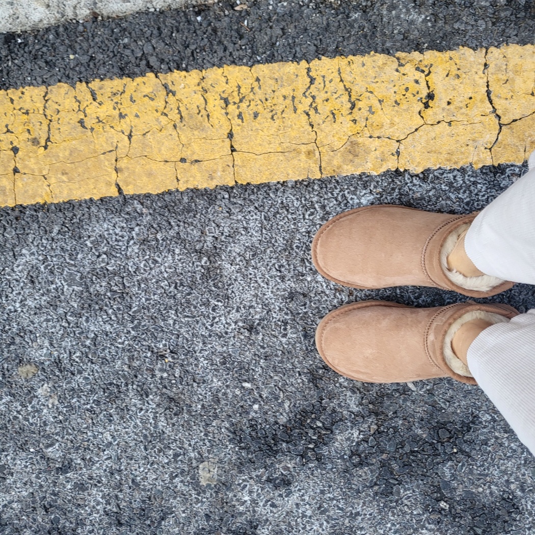 (W) UGG Classic Ultra Mini Boots Chestnut 착용 스타일
