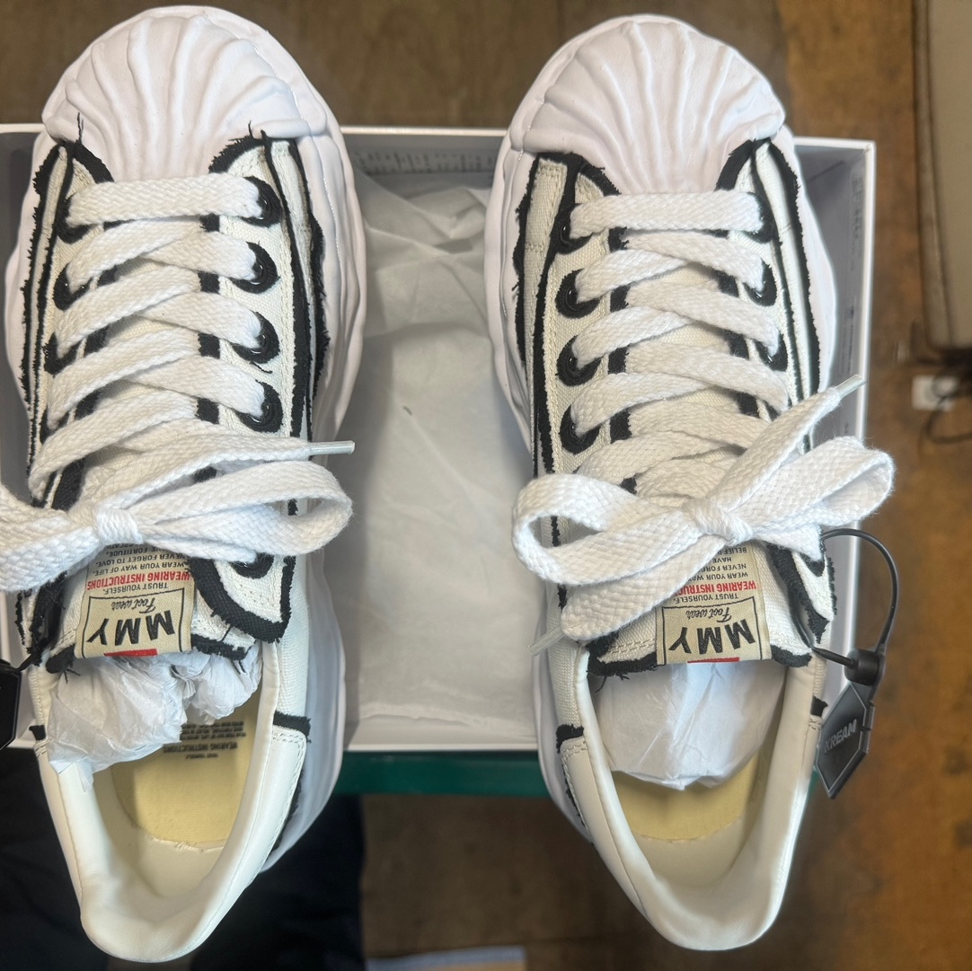 Maison Mihara Yasuhiro Blakey OG Sole OH Canvas Low-top Sneakers White 착용 스타일 - 2