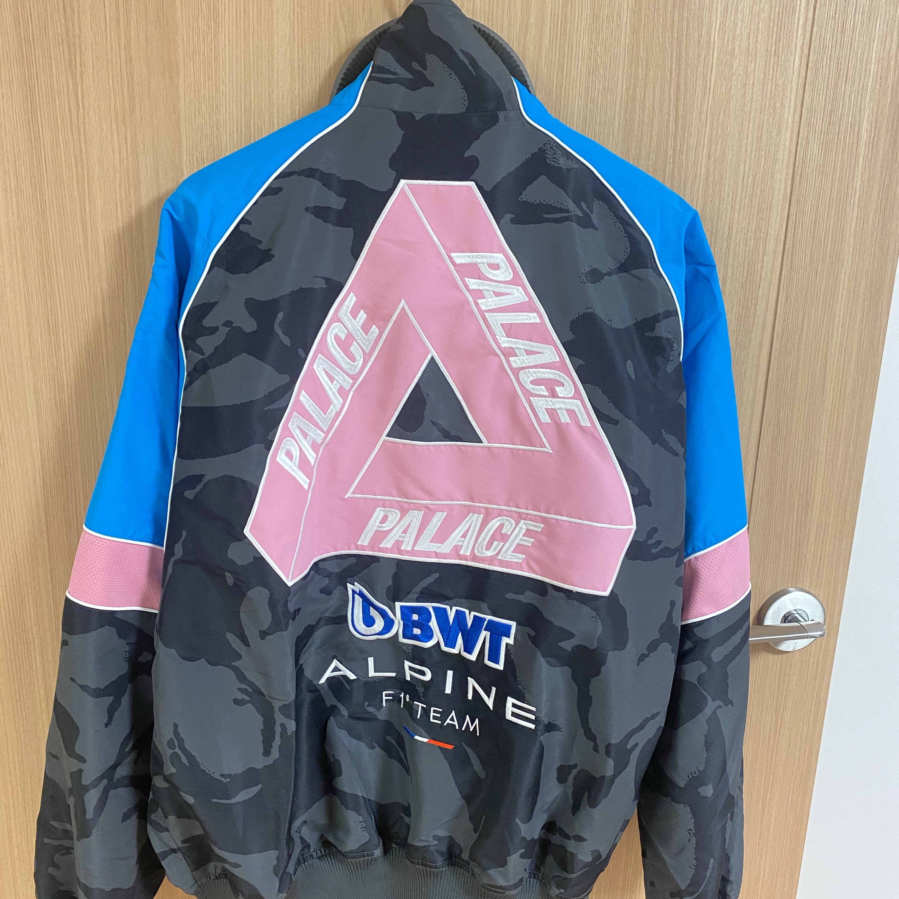 Palace x Kappa For Alpine Tracksuit Top Night Desert Camo - 23FW 착용 스타일