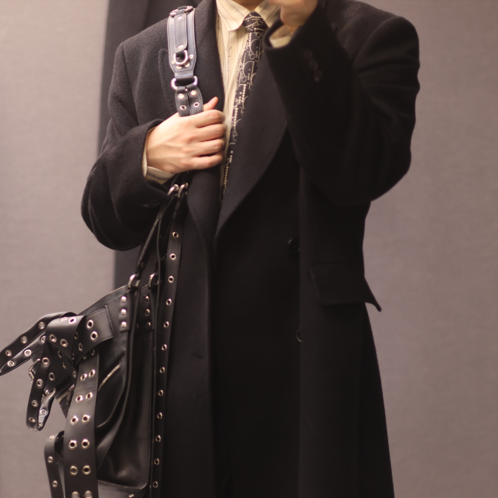 Our Legacy Hairy Wool Whale Coat Black, Jacquemus La Chemise Simon Logo Pinstripe Shirt Jacquard Beige Logo Stripe 착용 스타일 - 1