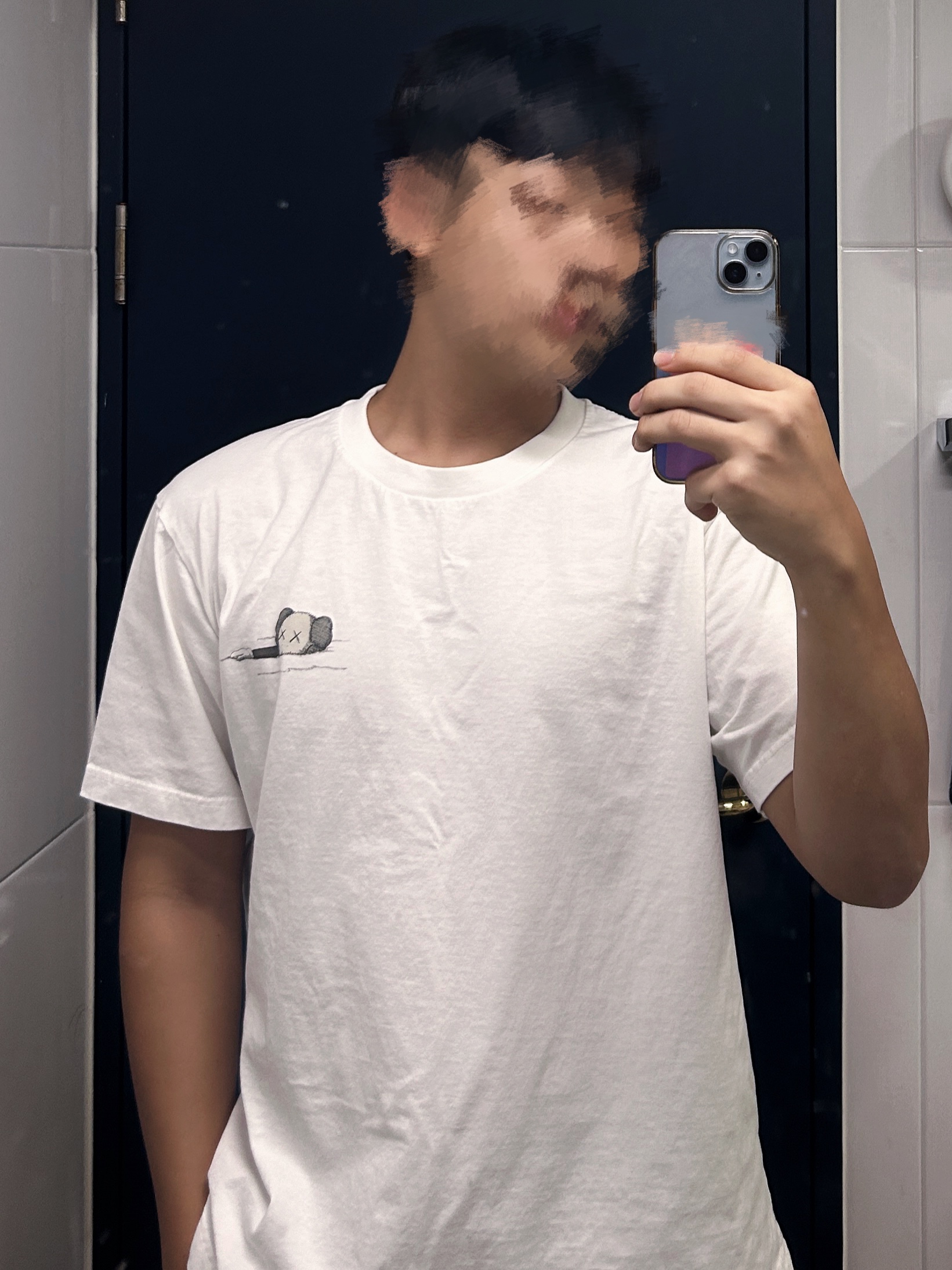 Uniqlo UT x Kaws Short Sleeve Graphic T-Shirt White 착용 스타일 - 3