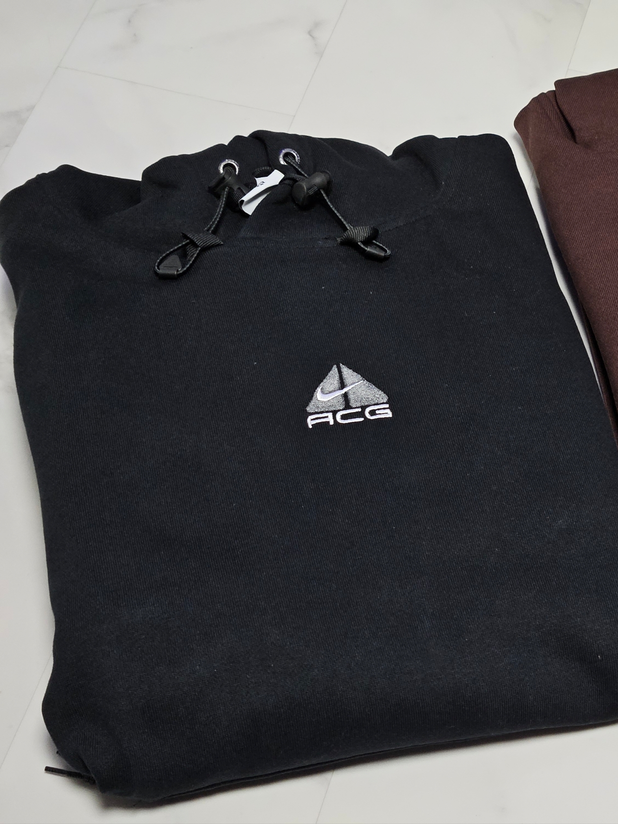 Nike ACG Therma-Fit Fleece Pullover Hoodie Black Anthracite - Asia, Nike ACG Smith Summit Cargo Pants Black Anthracite - Asia 착용 스타일 - 2