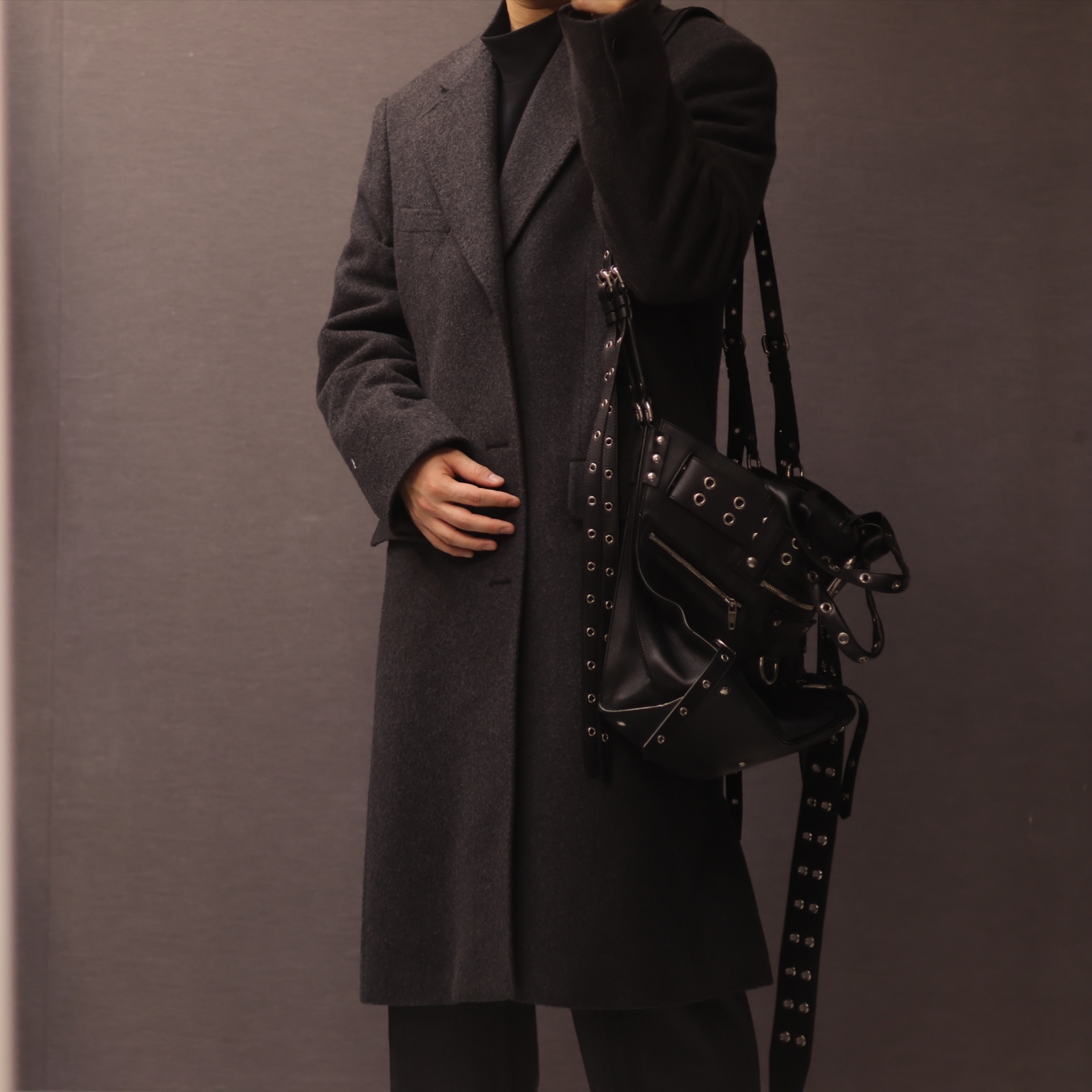 Our Legacy Hairy Wool Whale Coat Black, Jacquemus La Chemise Simon Logo Pinstripe Shirt Jacquard Beige Logo Stripe 착용 스타일 - 8