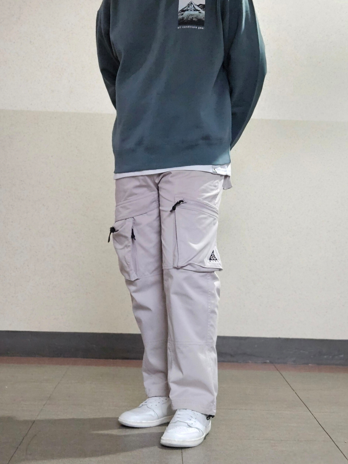 (W) Nike ACG Cargo Woven Pants Moon Particle - US/EU 착용 스타일 - 3