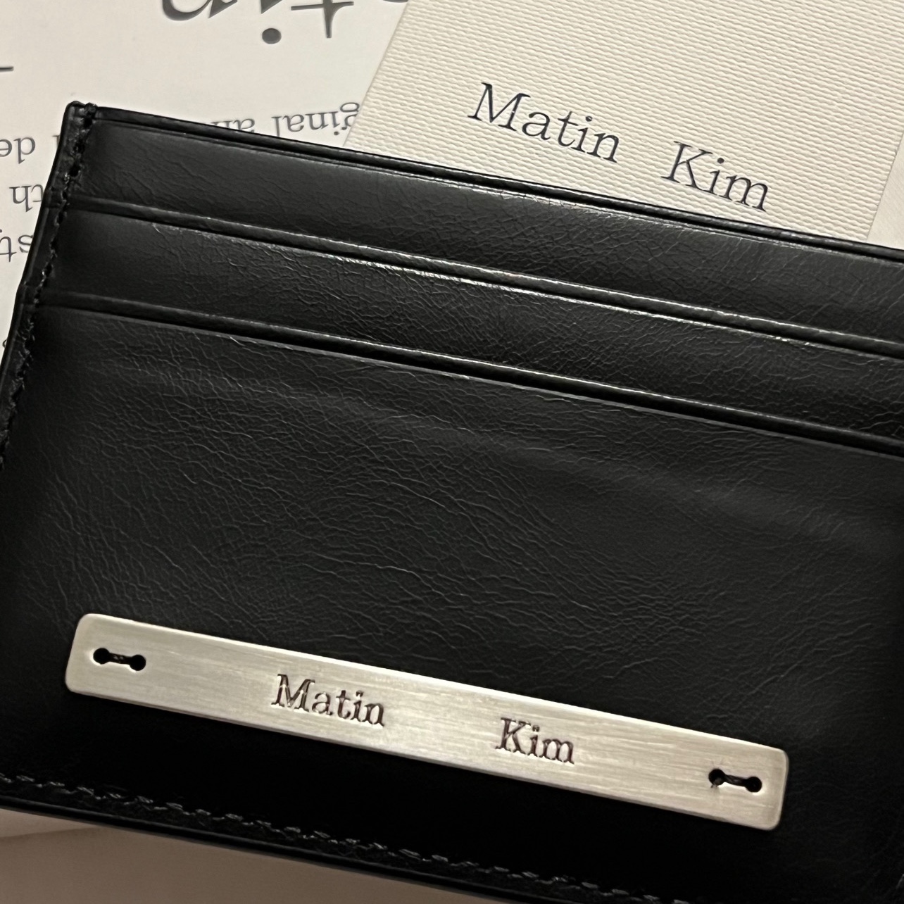 Matin Kim Vintage Card Wallet Black 착용 스타일