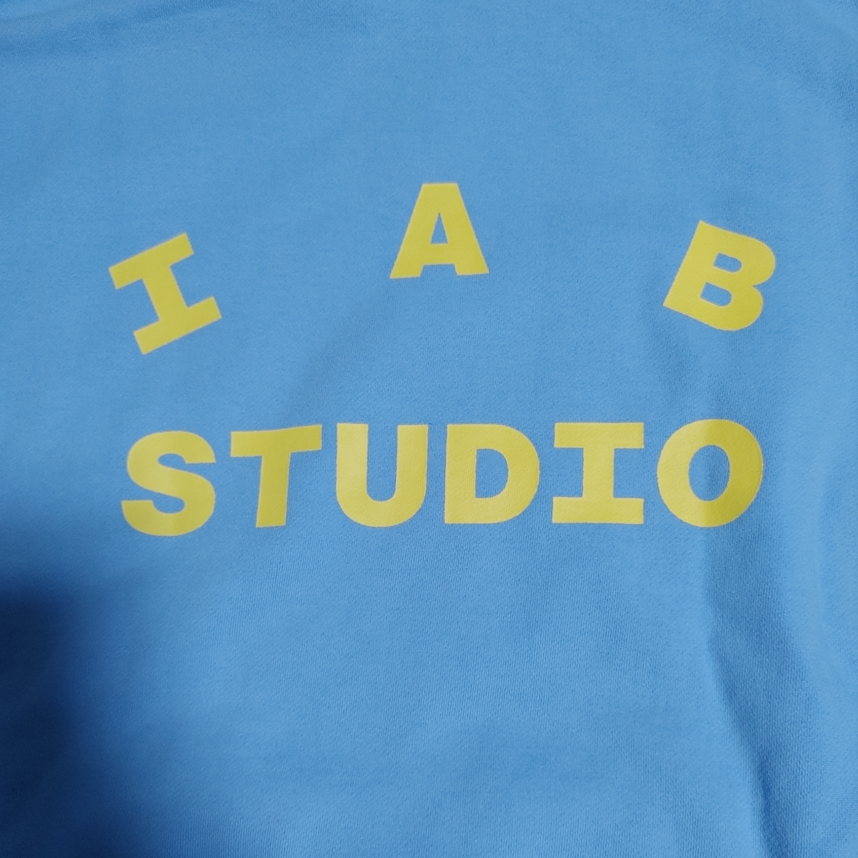 IAB Studio Hoodie Sky Blue Lemon 착용 스타일