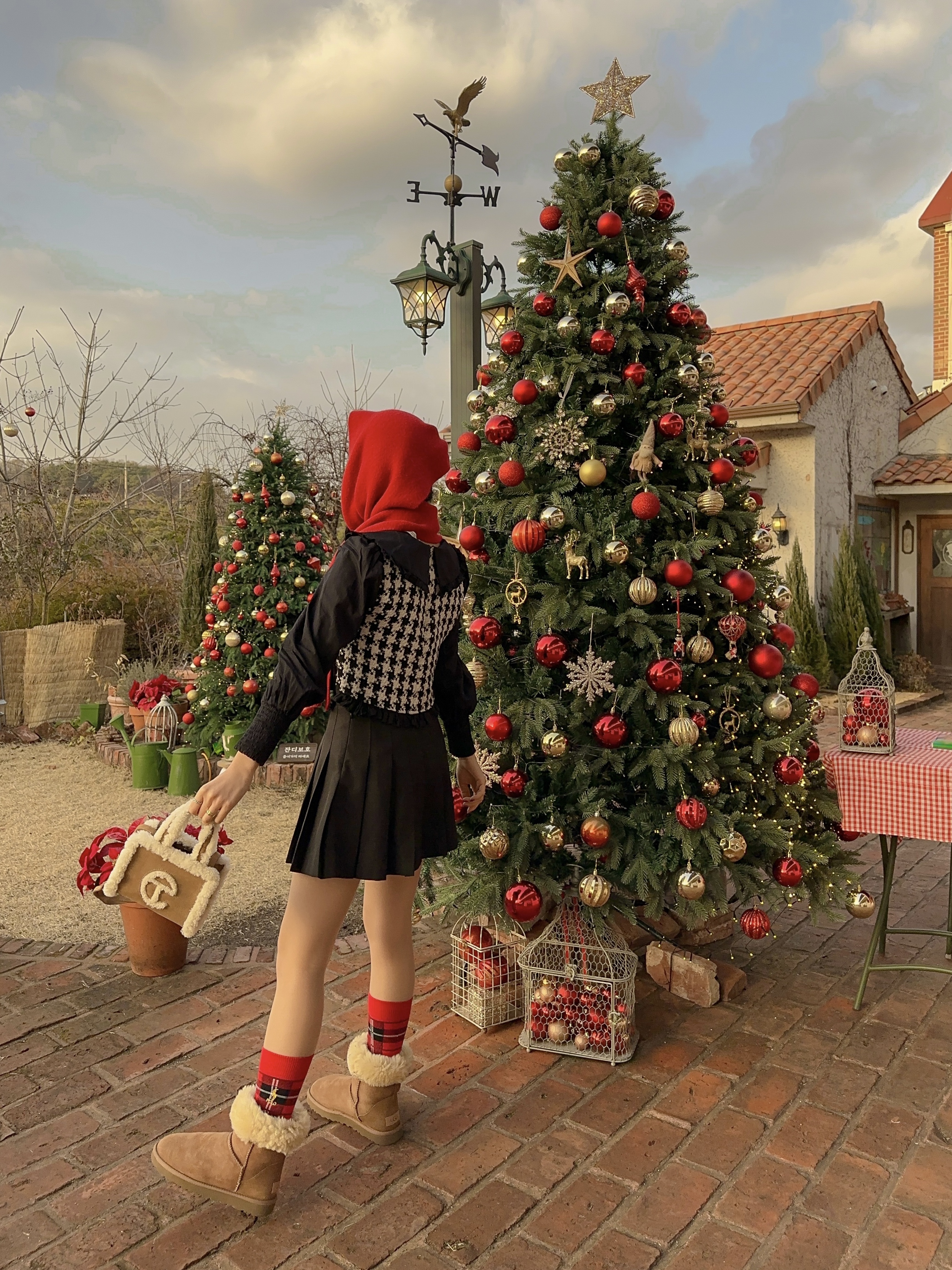 (W) UGG Classic Short II Boots Chestnut, Telfar x UGG Small Shopping Bag Chestnut 착용 스타일 - 1