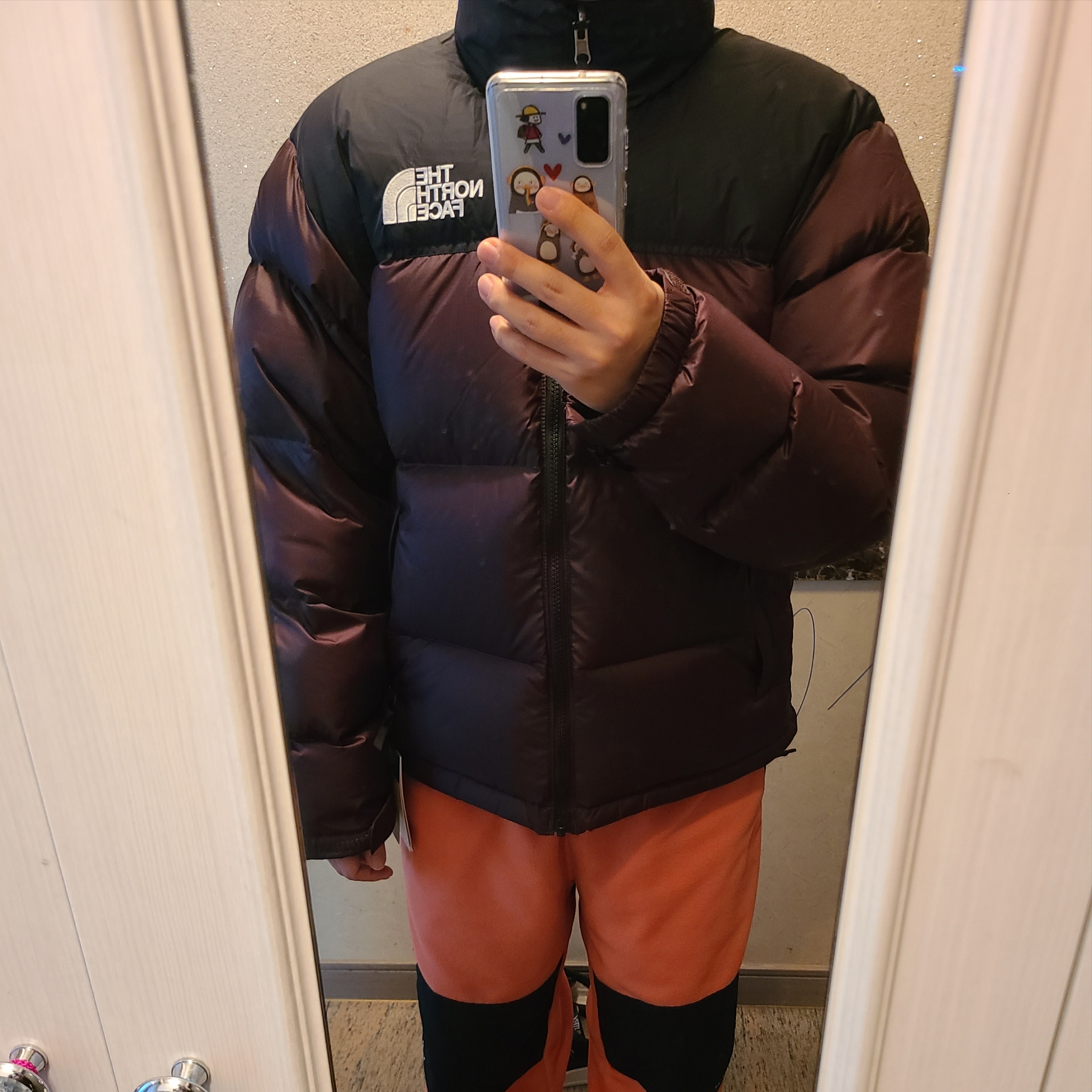 노스페이스 1996 레트로 눕시 자켓 콜 브라운 TNF 블랙 착용 스타일