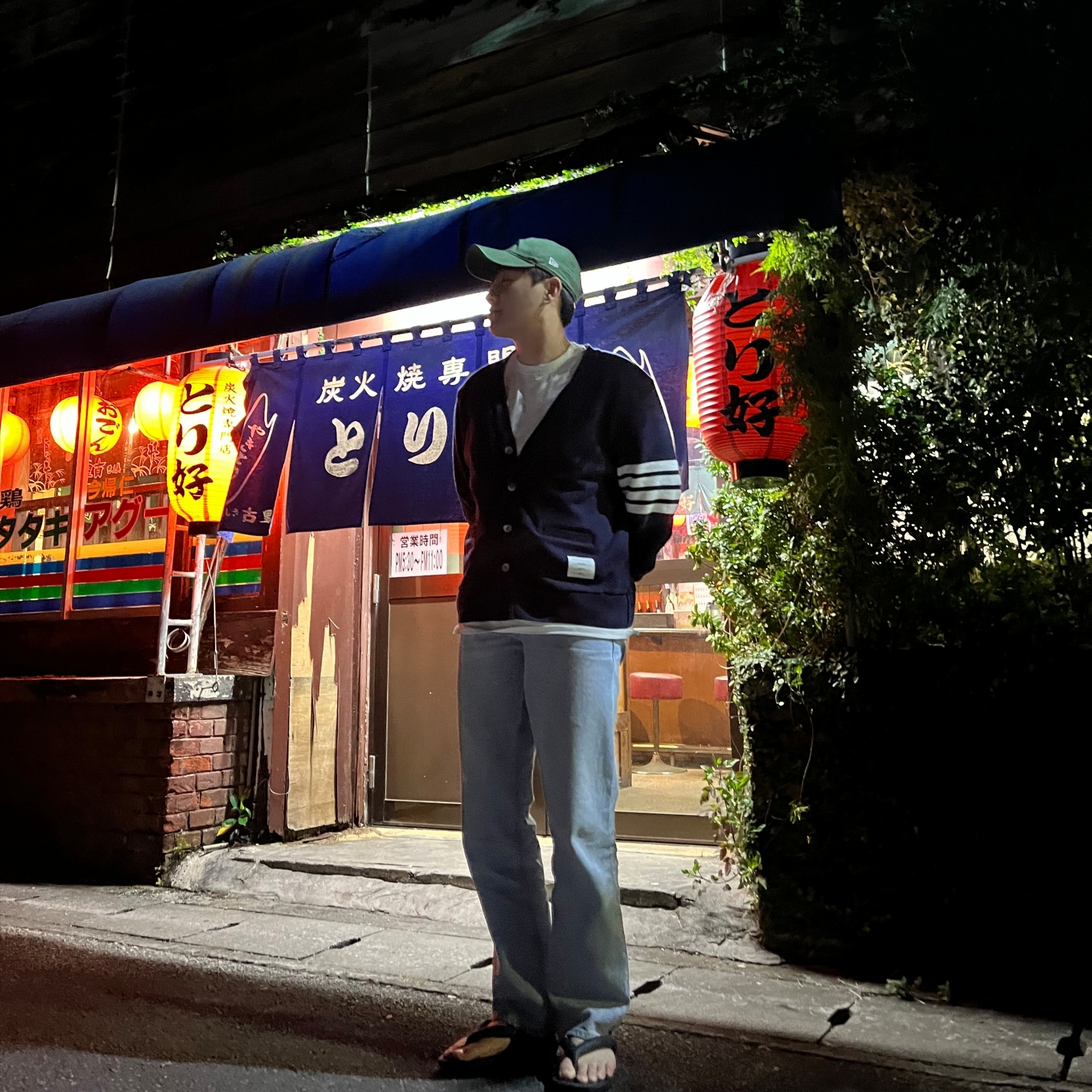 Thom Browne Open Raschel Stitch 4-Bar V-Neck Cardigan Navy, Ader Error Sig; TRS/BL Tag T-Shirt 01 Off White 착용 스타일
