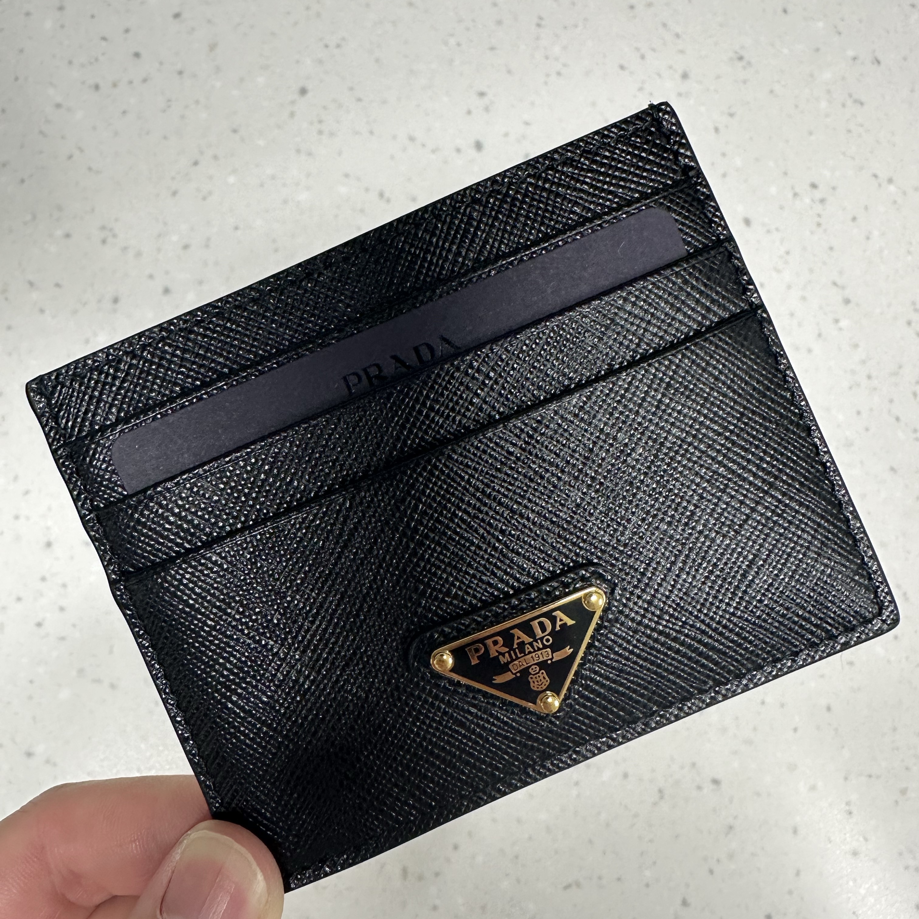 Prada Saffiano Leather Triangle Logo Card Holder Black Gold 착용 스타일 - 2