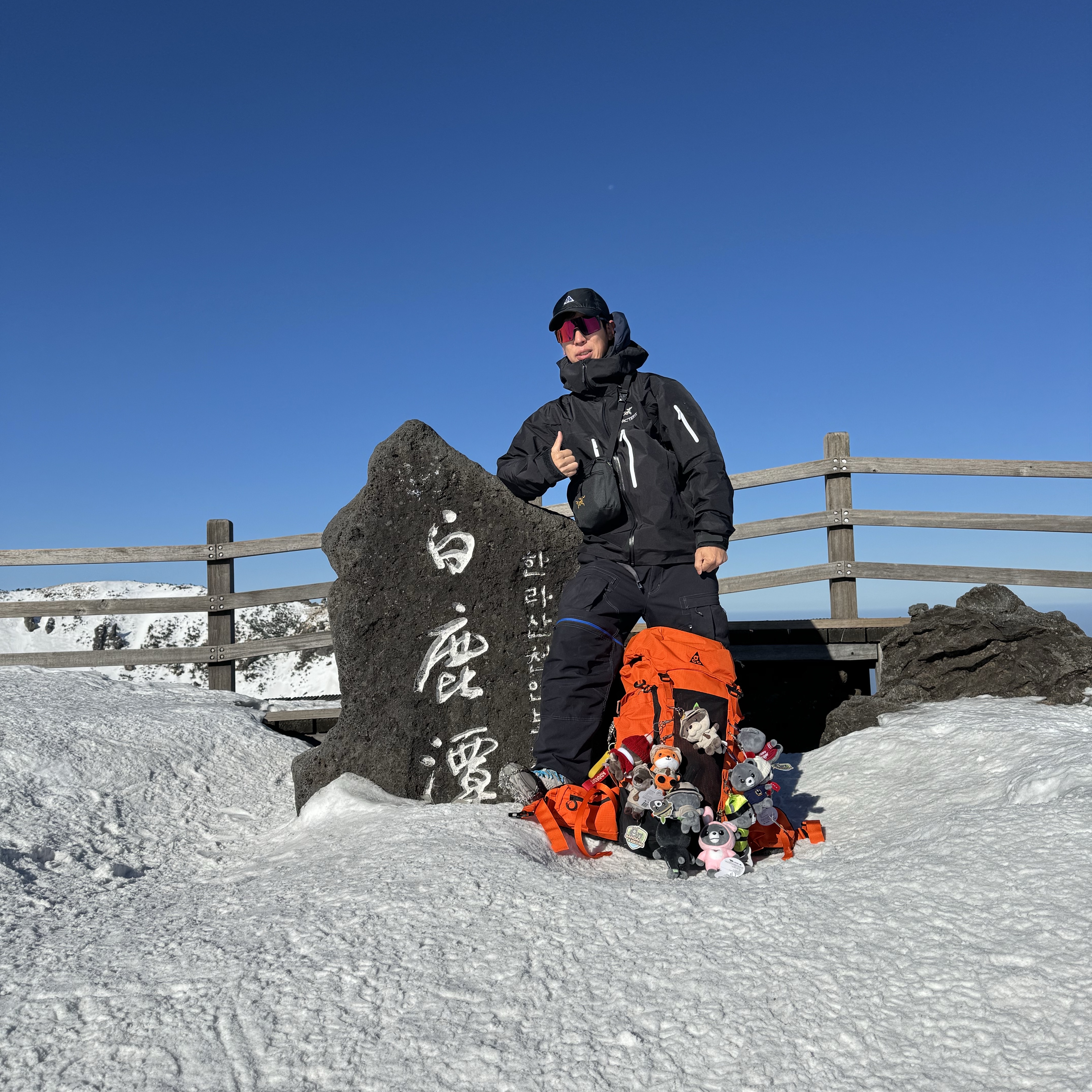 Arc'teryx Alpha SV Jacket Orca, Nike ACG Trail Cap Black 착용 스타일