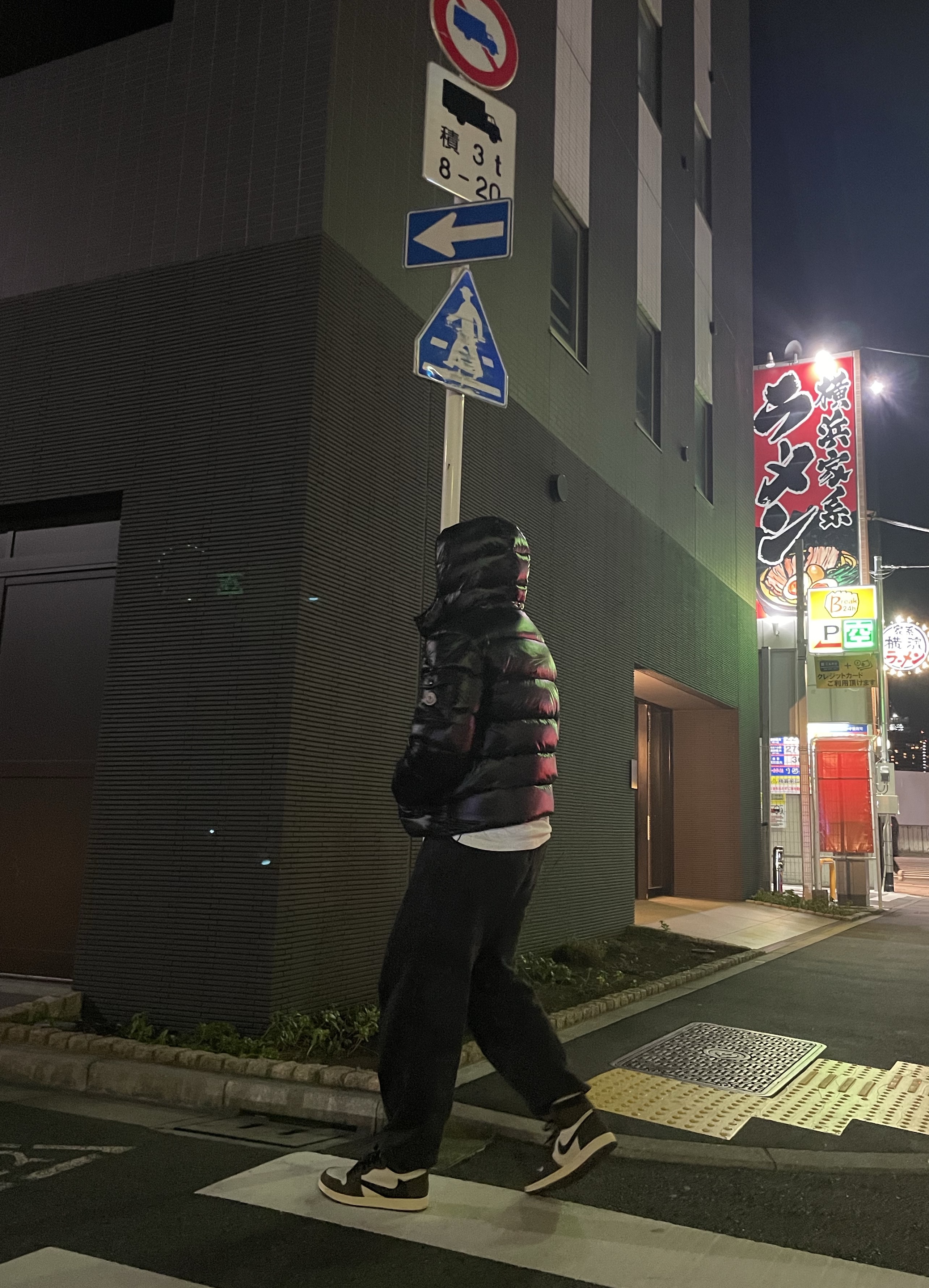 Jordan 1 x Travis Scott Retro High OG SP Mocha, Moncler Maya Short Down Jacket Black - 23FW 착용 스타일
