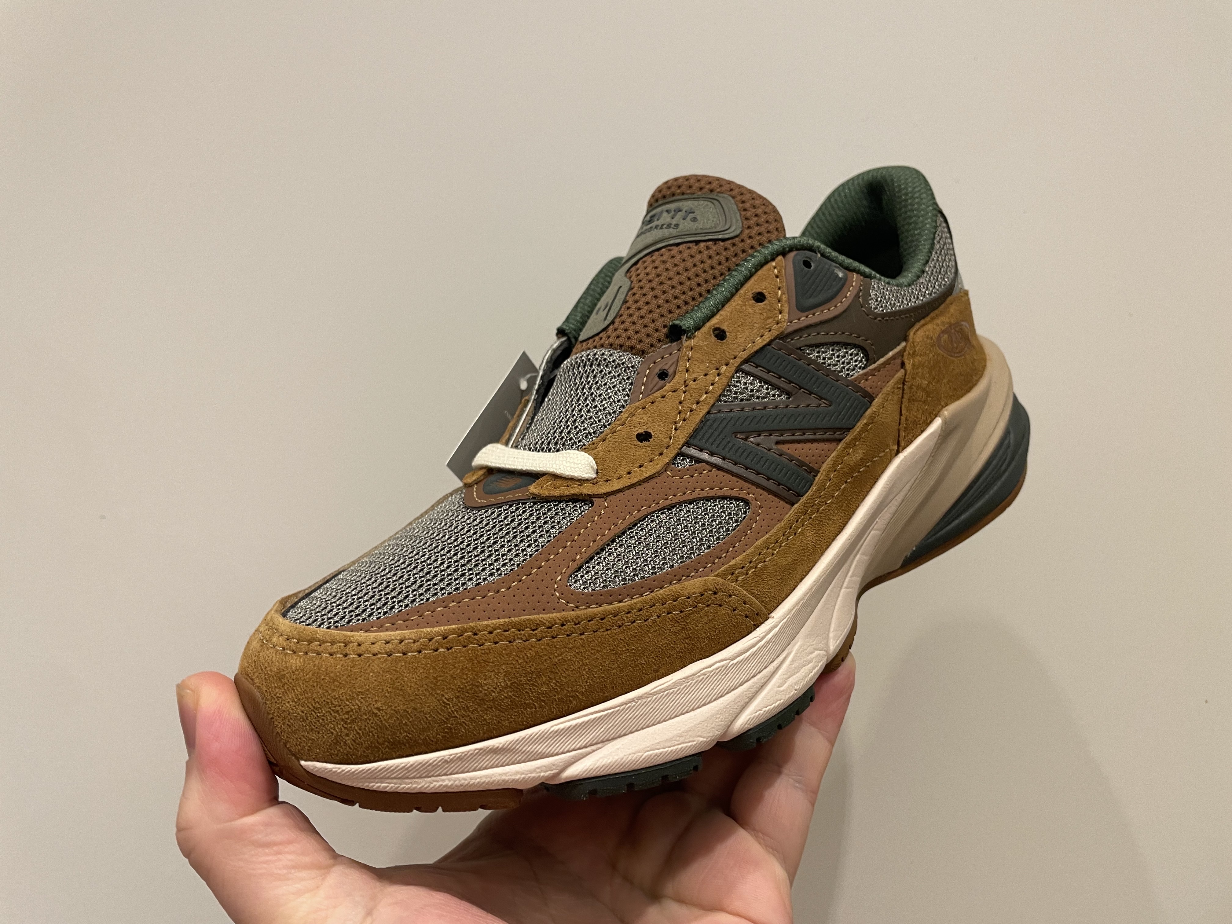 뉴발란스 x 칼하트 WIP 990v6 메이드 인 USA 해밀턴 브라운 밀리터리 그린 착용 스타일 - 2