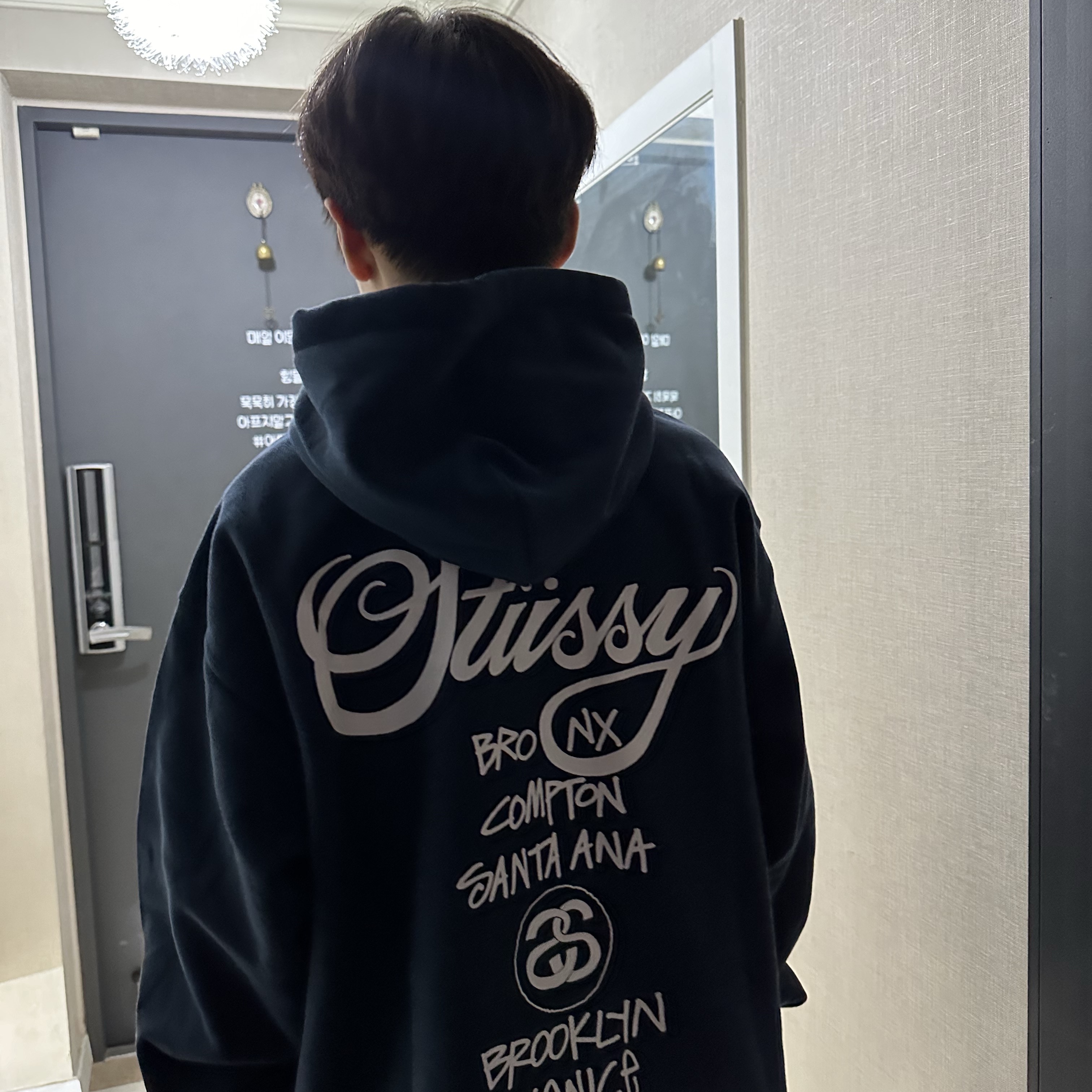 Stussy World Tour Hoodie Navy 2023 착용 스타일