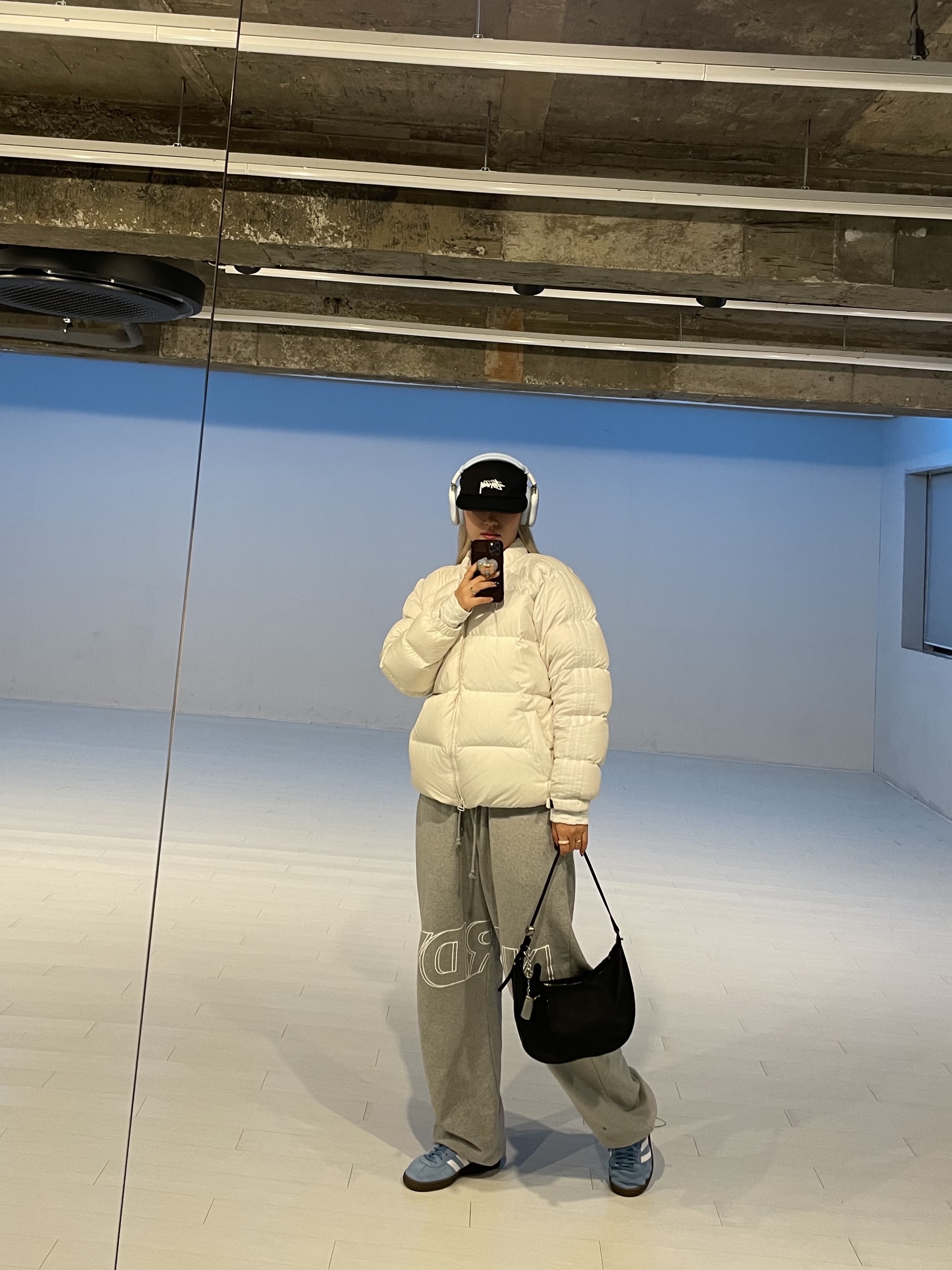 Adidas Spezial Handball Light Blue, Apple AirPods Max Lightning Silver (Korean Ver.) 착용 스타일 - 4