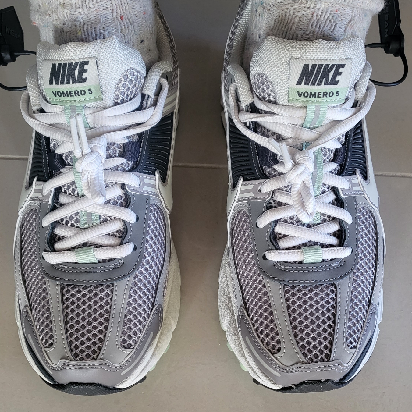 (W) Nike Zoom Vomero 5 Cobblestone and Flat Pewter 착용 스타일