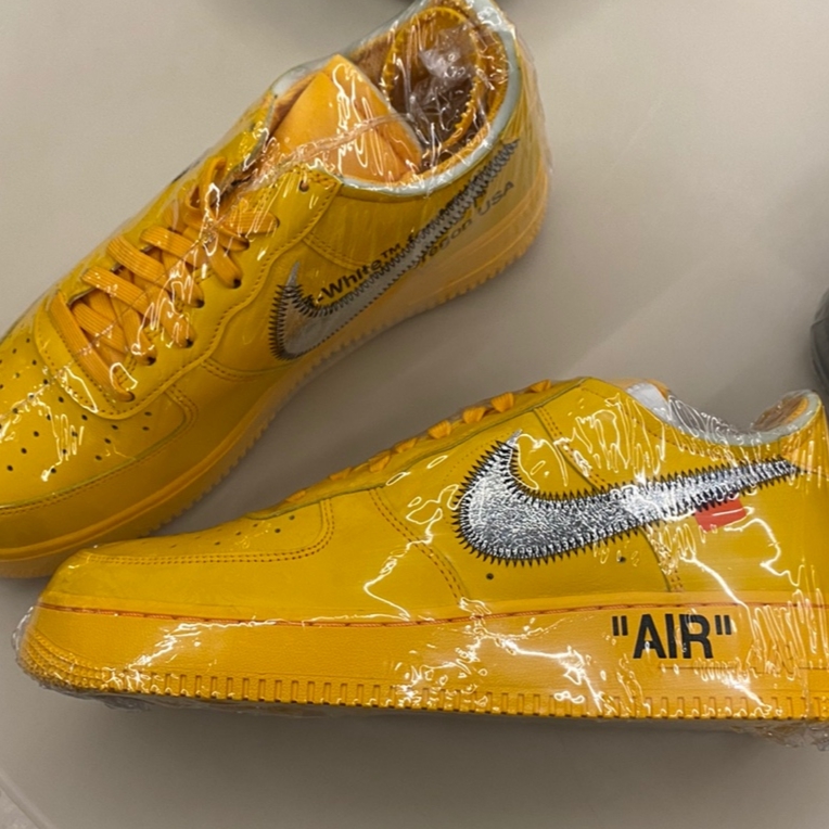Nike x Off-White Air Force 1 '07 University Gold 착용 스타일