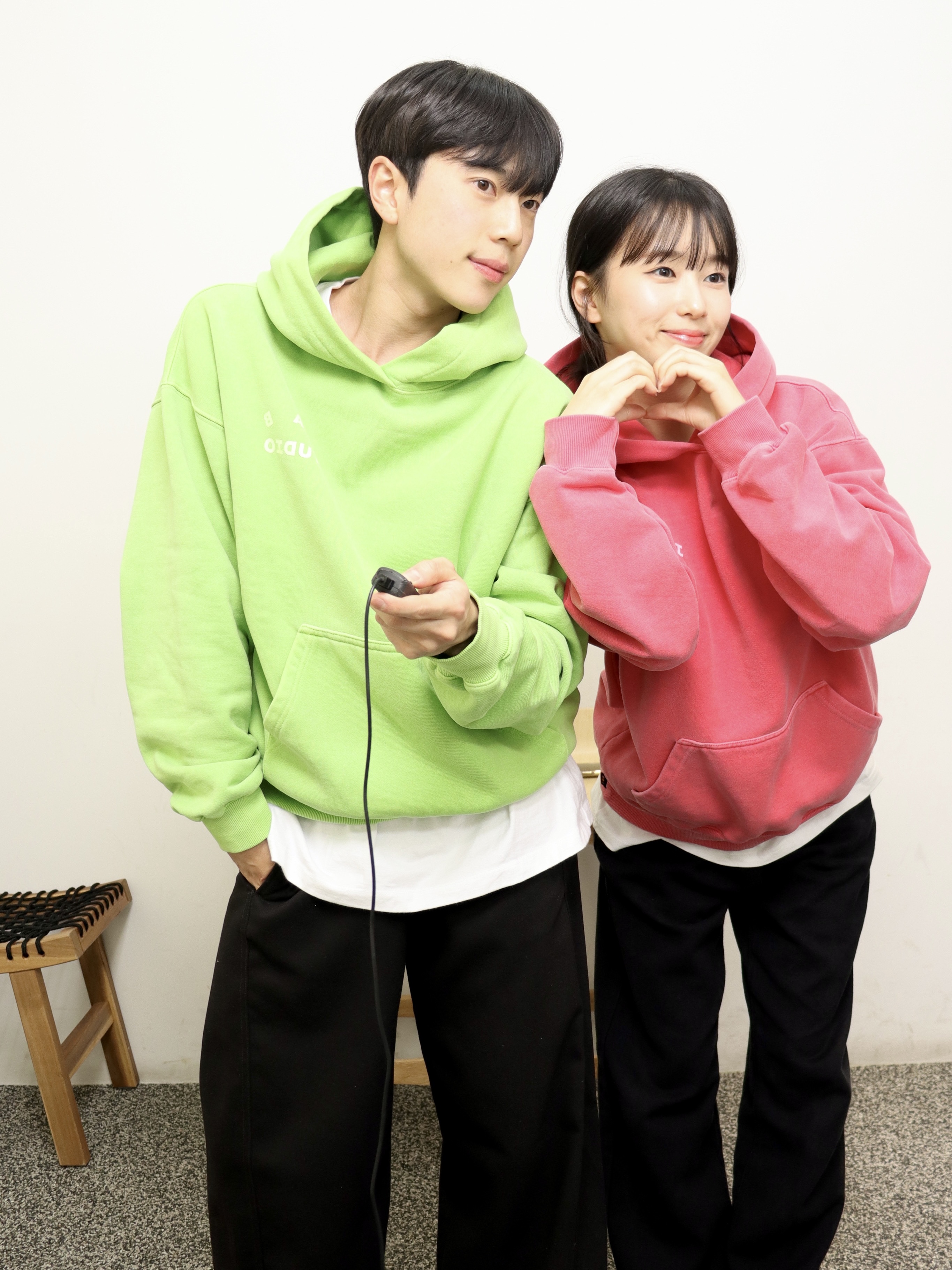IAB Studio Pigment Hoodie Apple Green, IAB Studio Pigment Hoodie Coral 착용 스타일