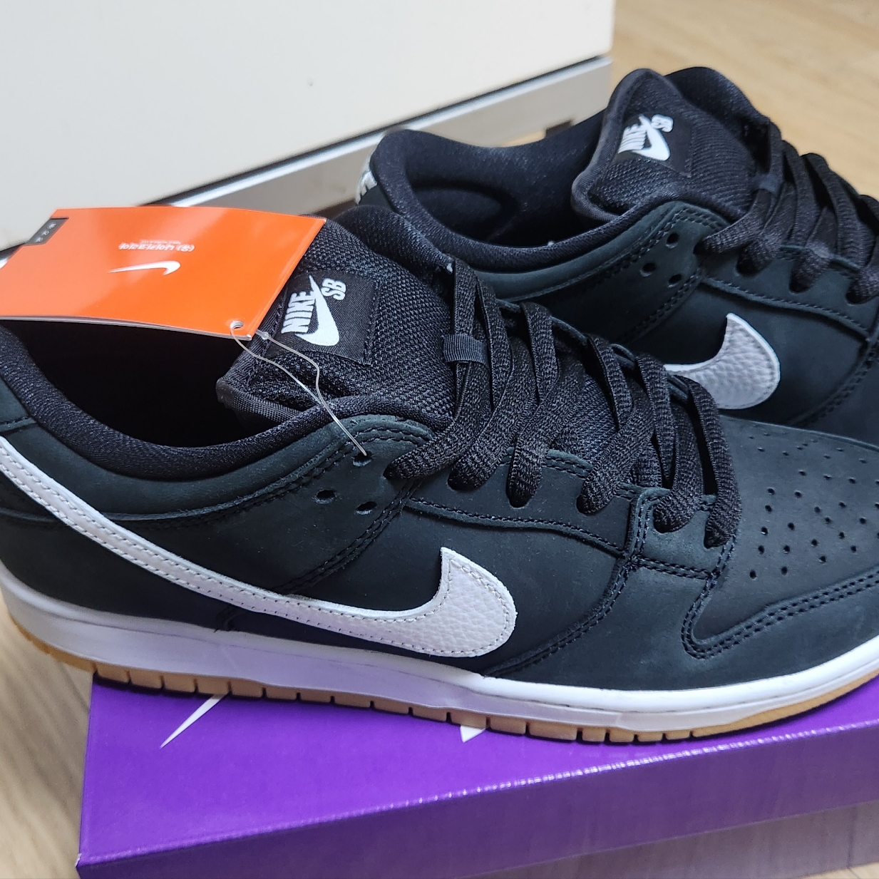 Nike SB Dunk Low Pro Black White 착용 스타일 - 3