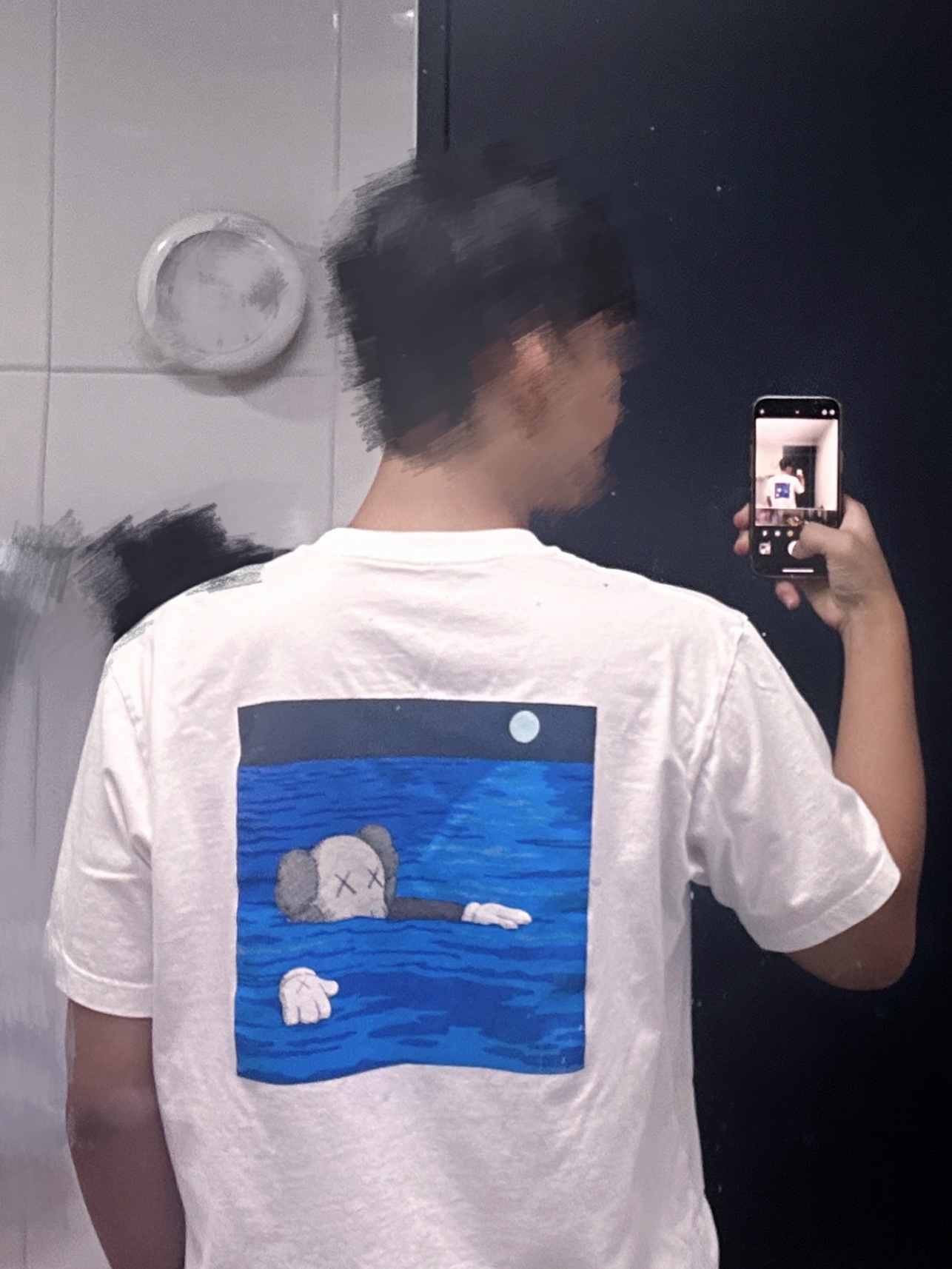 Uniqlo UT x Kaws Short Sleeve Graphic T-Shirt White 착용 스타일 - 4