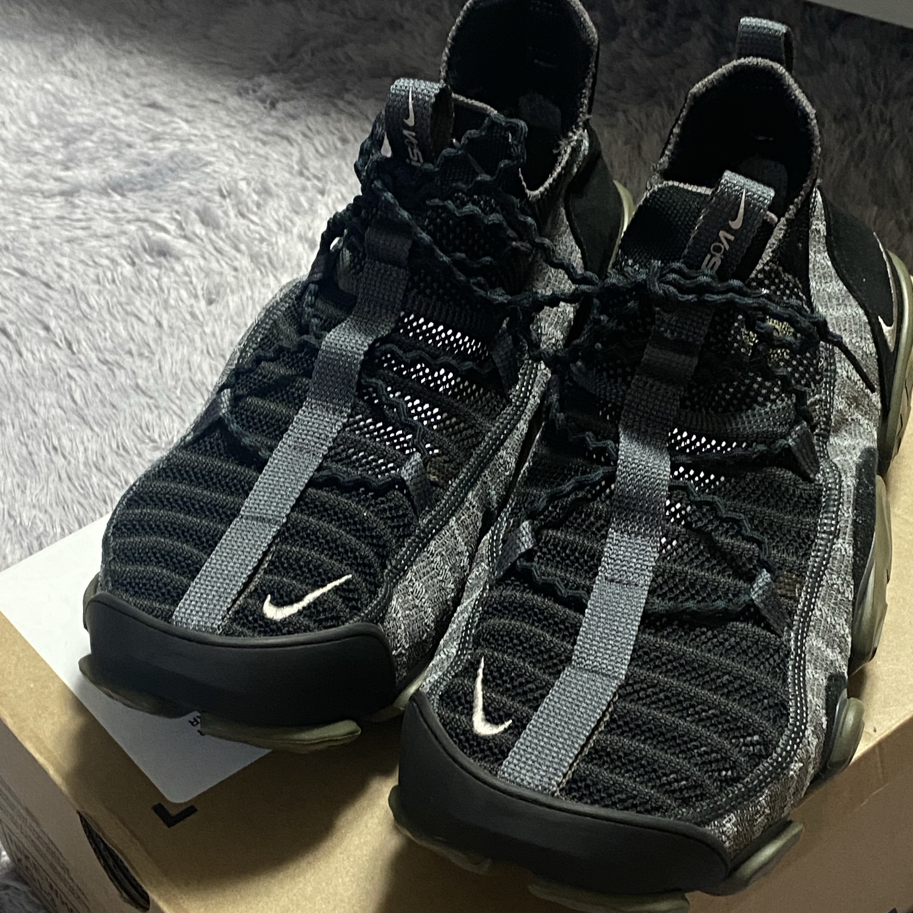 Nike ISPA Link Black and Medium Olive 착용 스타일 - 2