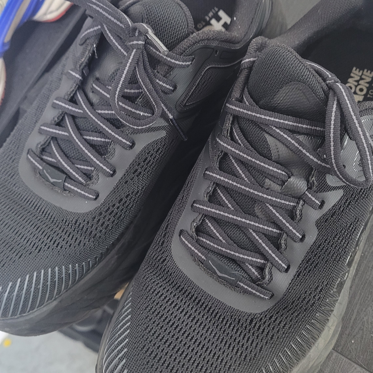 Hoka Bondi 7 Black 착용 스타일