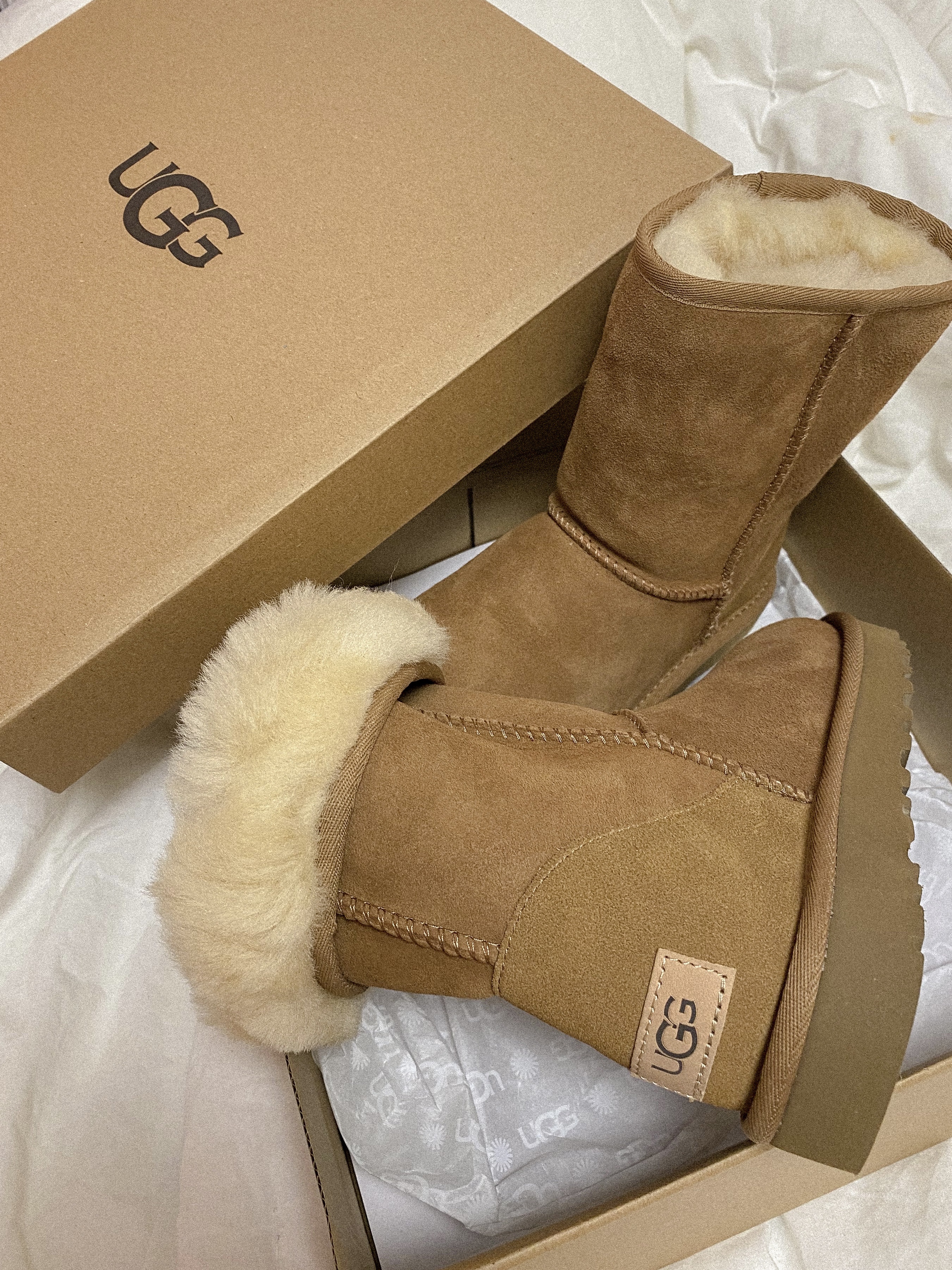 (W) UGG Classic Short II Boots Chestnut, Telfar x UGG Small Shopping Bag Chestnut 착용 스타일 - 4